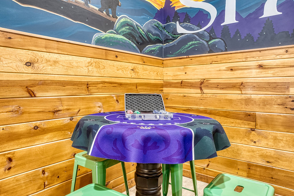 Poker/game table with 4 seats