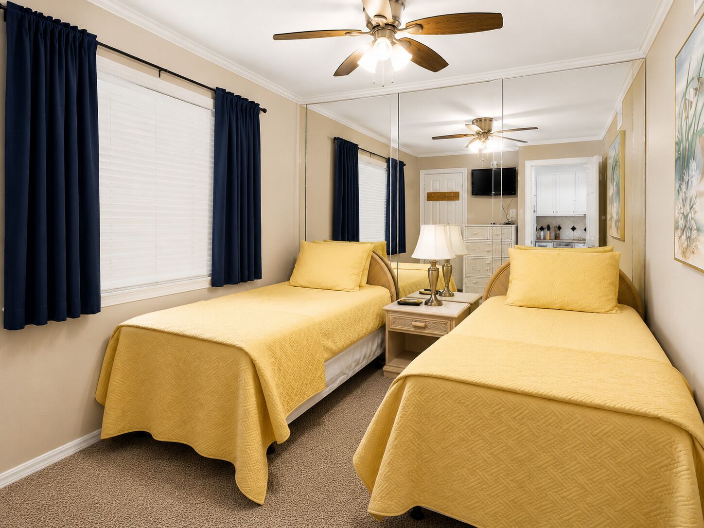 2nd bedroom with two twin beds