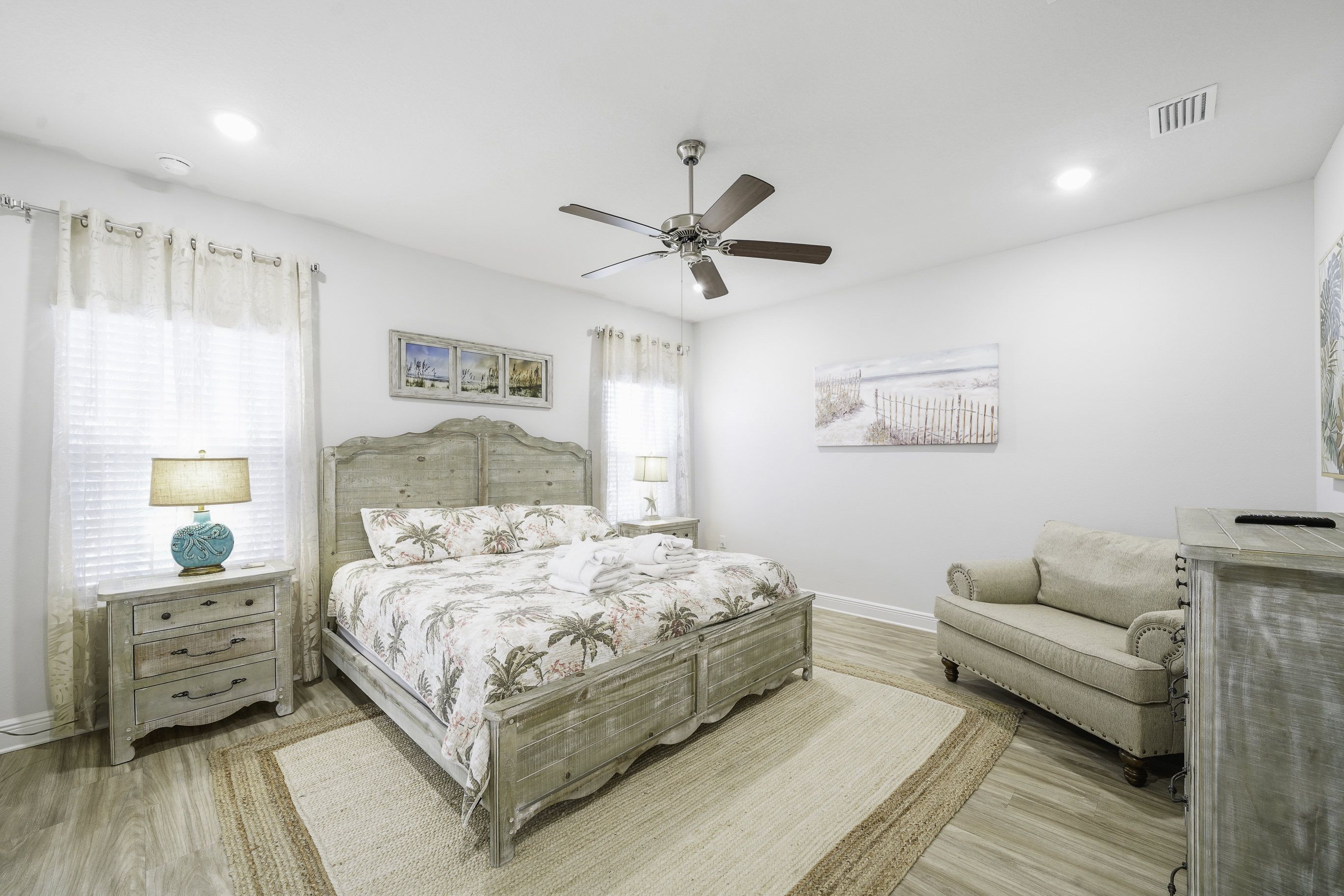 Bedroom 1: Bright King Bedroom with Smart TV, ceiling fan & Comfortable Linens