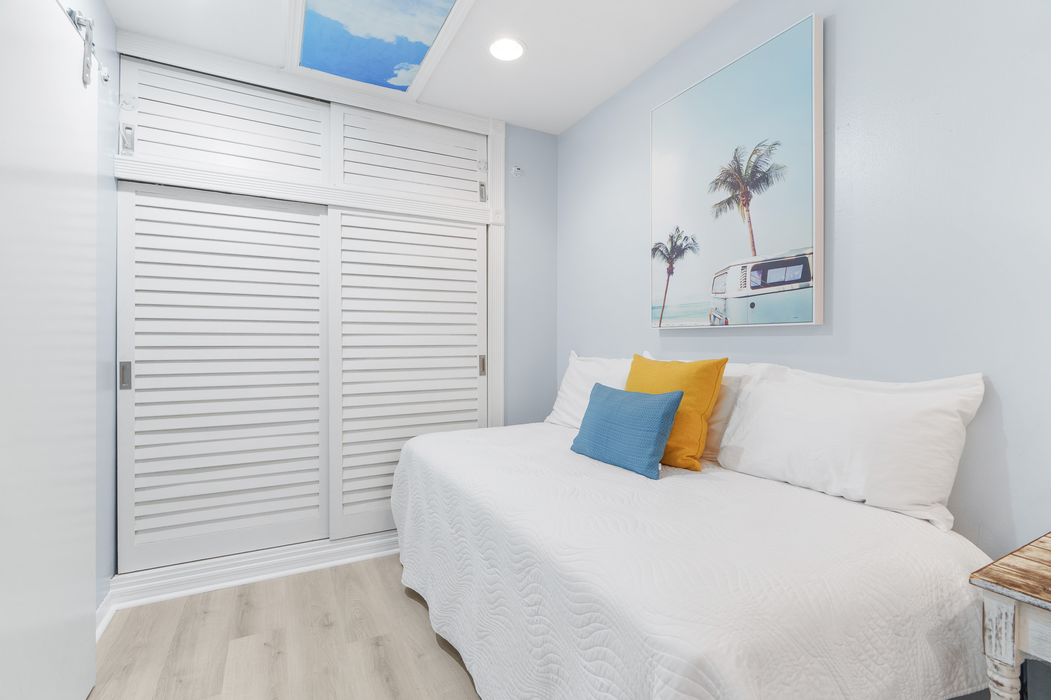 Bonus room with option of single twin bed, two twin beds or king bed (entrance from front-no walking space on the side)