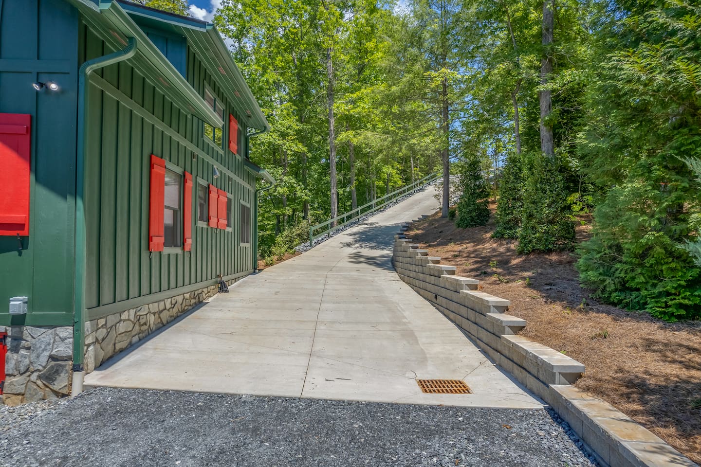 Outside picture of this beautiful lake house!
Driveway 