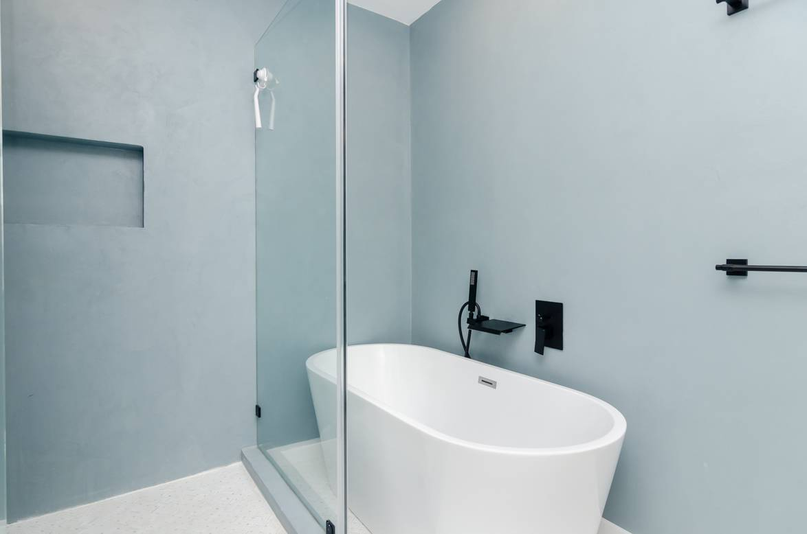 Bathroom 1: Relaxing Tub