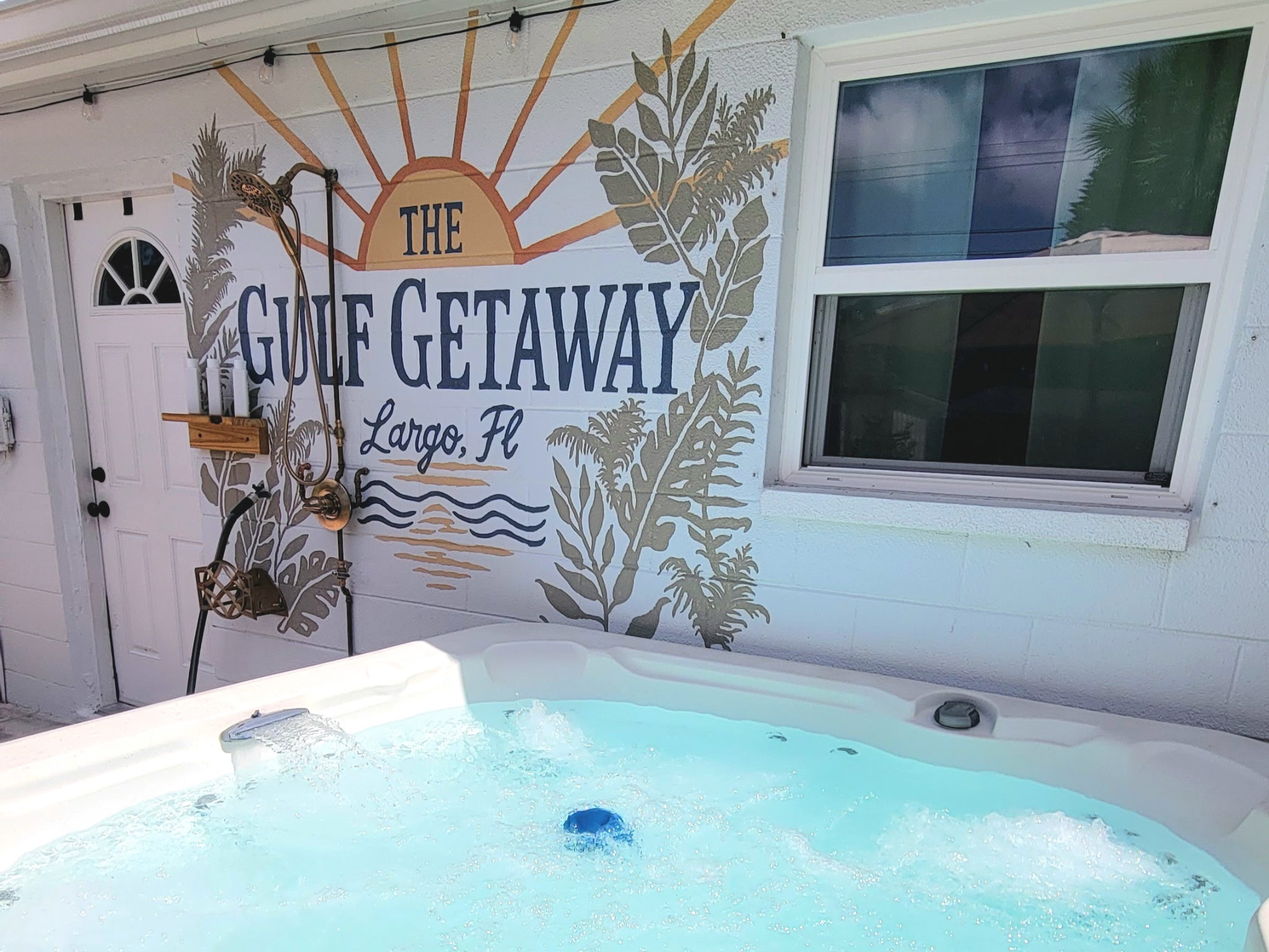 Sunshine Spa with Heated Outdoor Spa & Mural