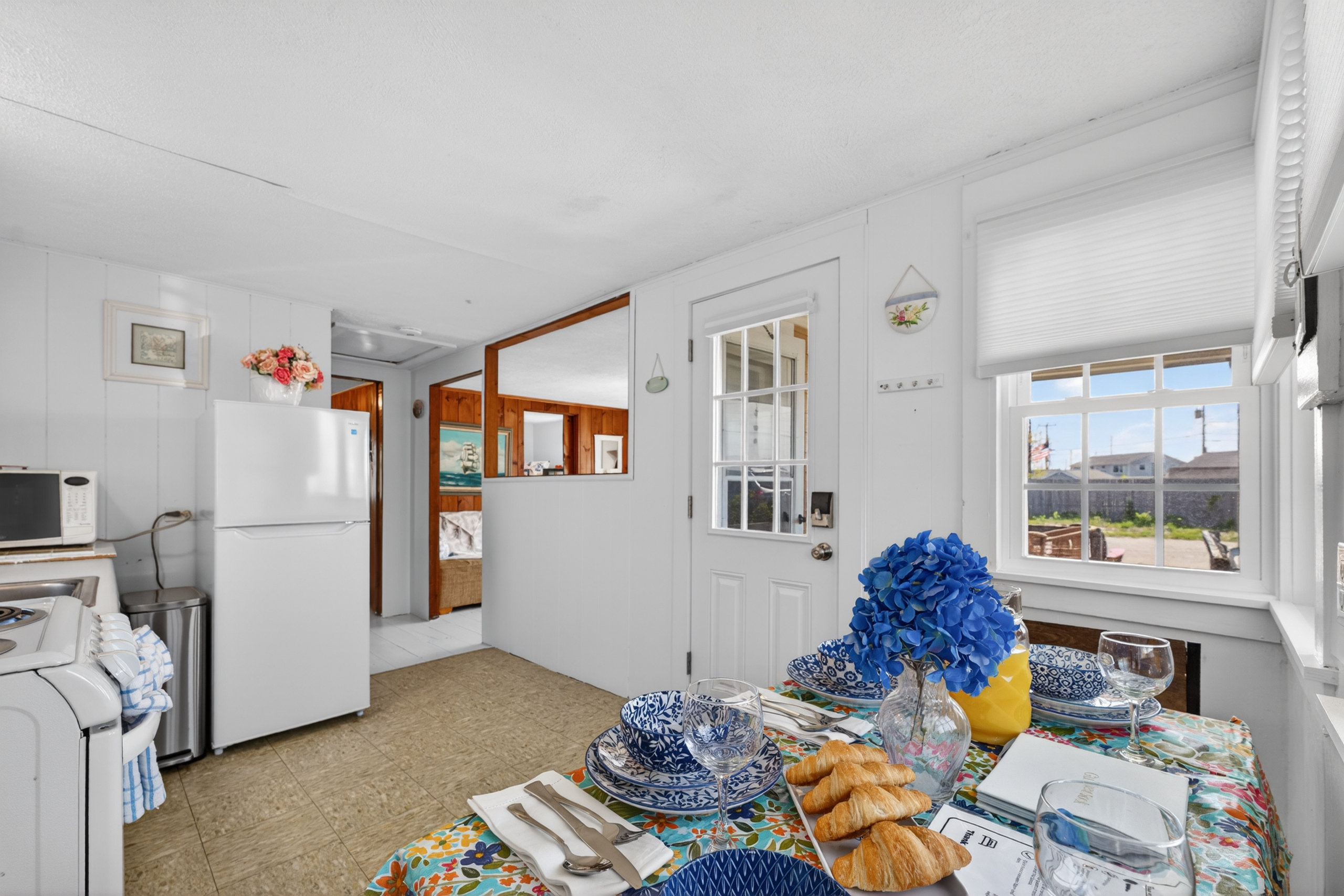 A seamless kitchen and dining space made for easy togetherness!