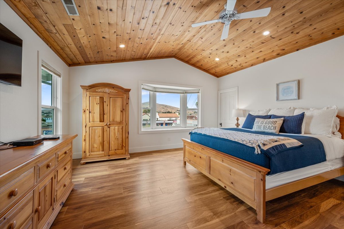 Primary Bedroom - Upstairs