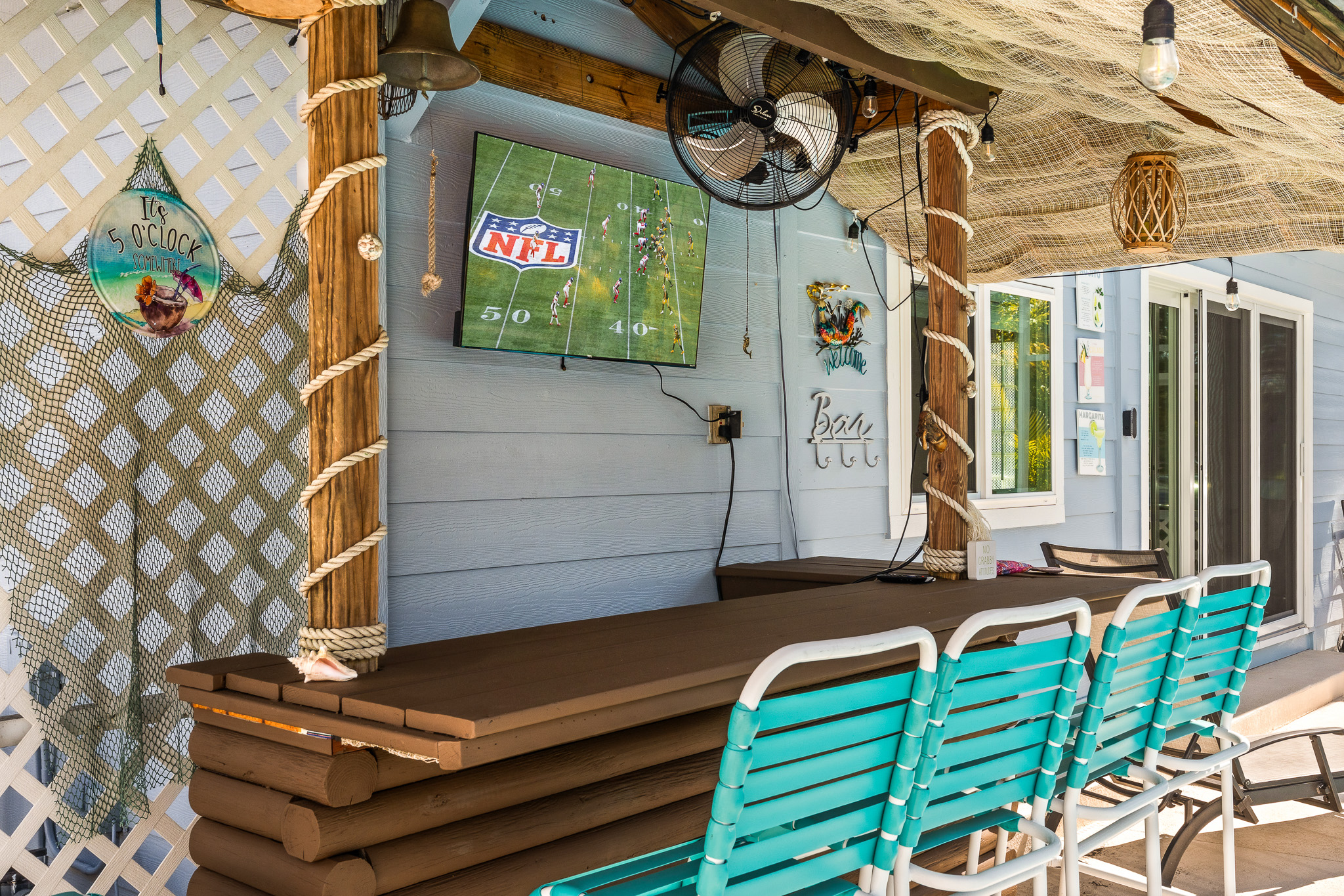 🍸 Sip, sit, and relax at the tiki bar featuring a 40" TV and five comfy bar stools.