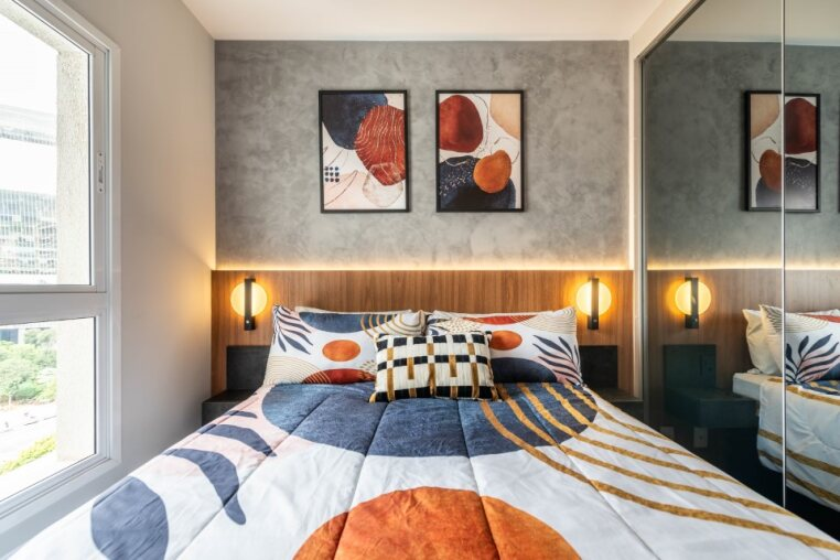 Quarto com cama queen e detalhes de design Detalhes em madeira, cabeceira iluminada e enxoval elegante. Acomoda até 2 hóspedes com conforto e estilo.