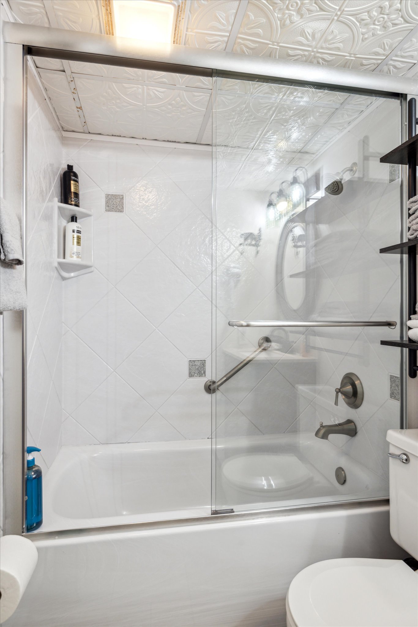 Shower / Tub combo in bathroom