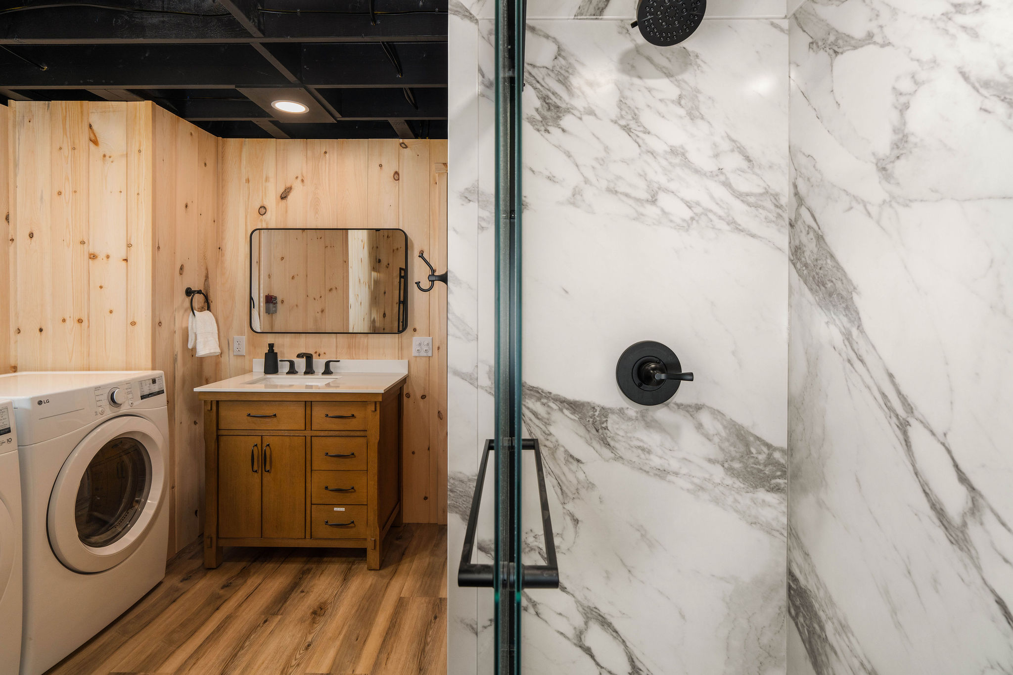 🚿 A second full bath downstairs with a tiled panel walk-in shower.