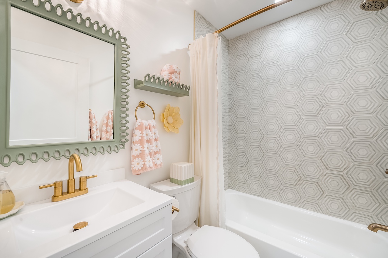 Full Bathroom | 19 Sand Crab | IOP Escapes