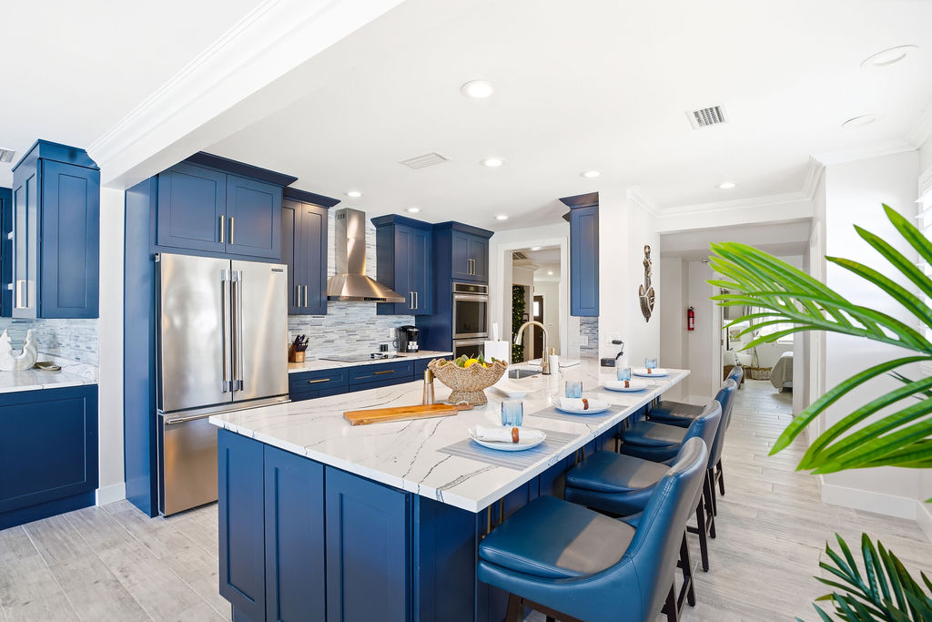 With a large island, plenty of seating, and beautiful waterfront views nearby, it’s the ideal place to cook, sip, and enjoy island living. Smooth sailing starts here.