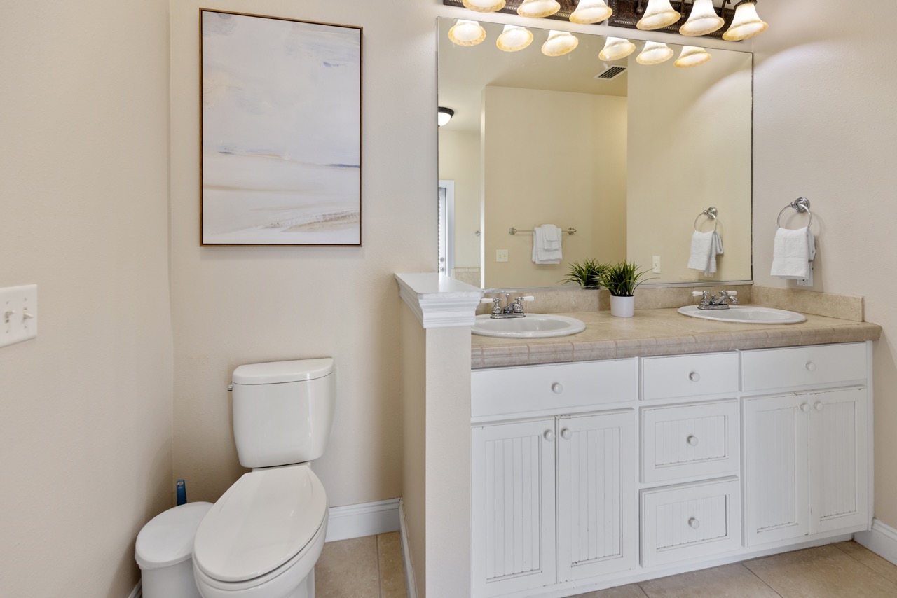 Master Bathroom (1st Floor)