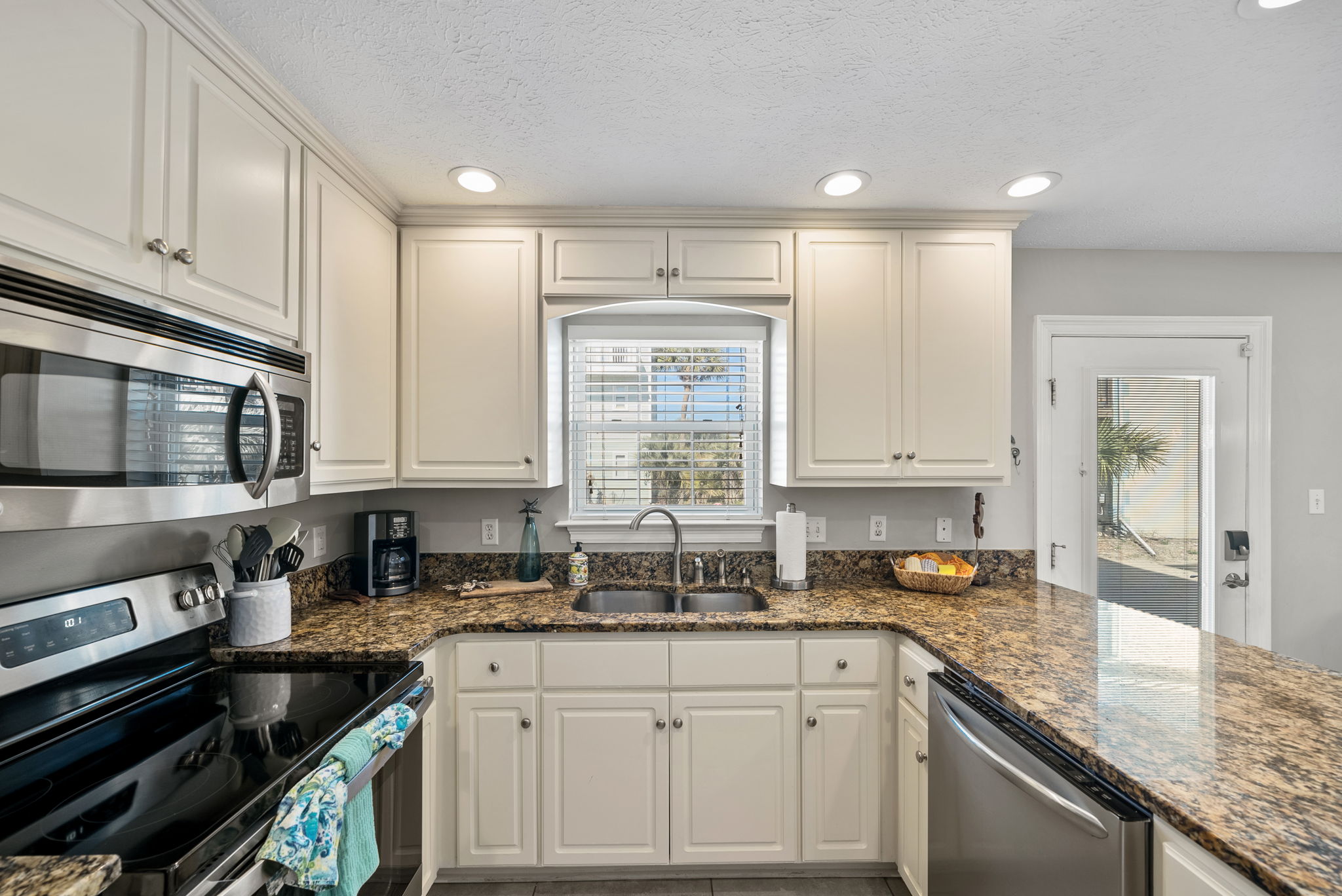 Kitchen is fully outfitted with ALL the appliances!