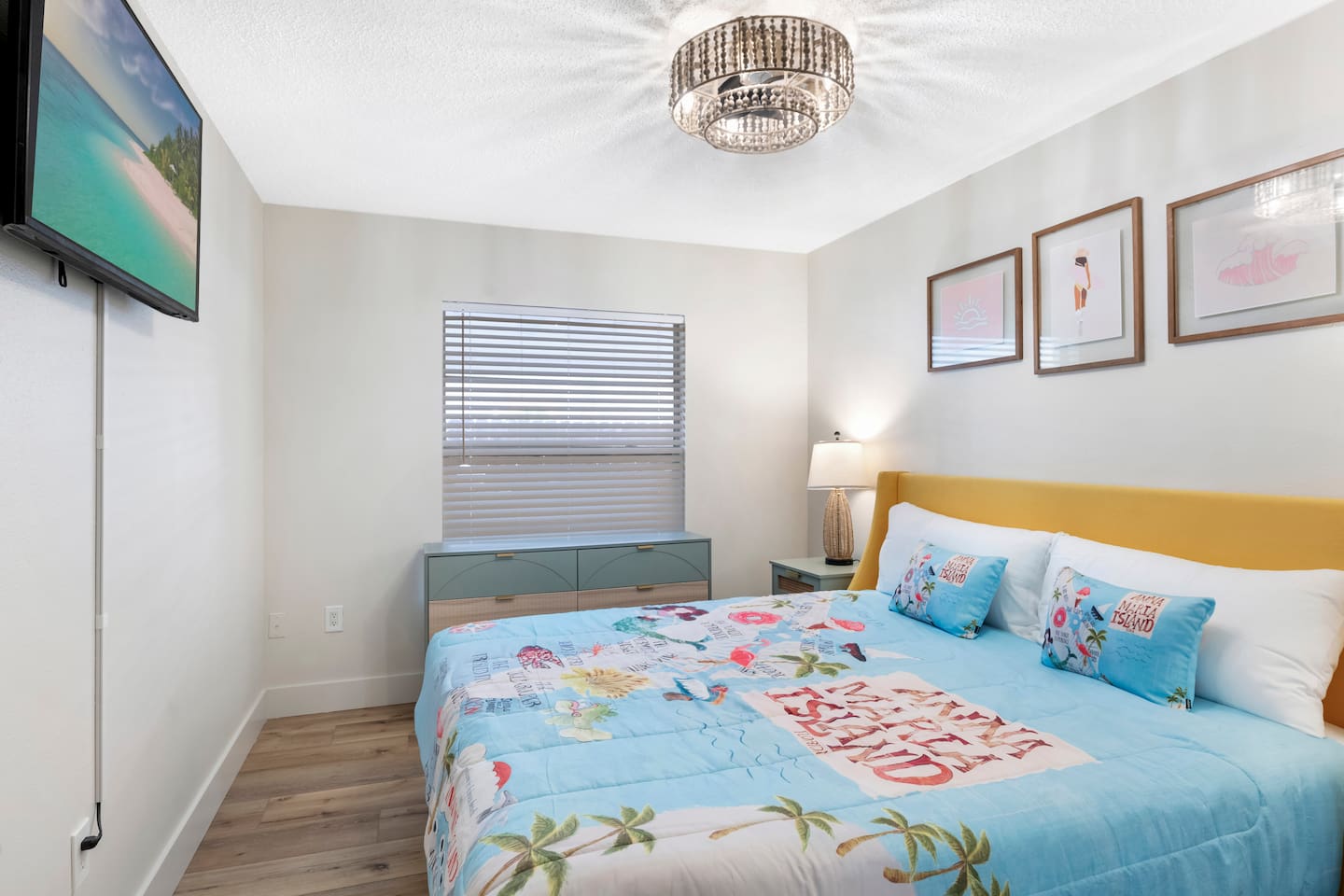 King Suite 2 with ensuite Bathroom, New Memory Foam Mattress, 40-in TV.