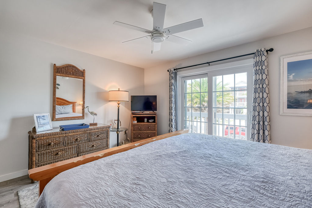 Sliding door to capture sea breezes