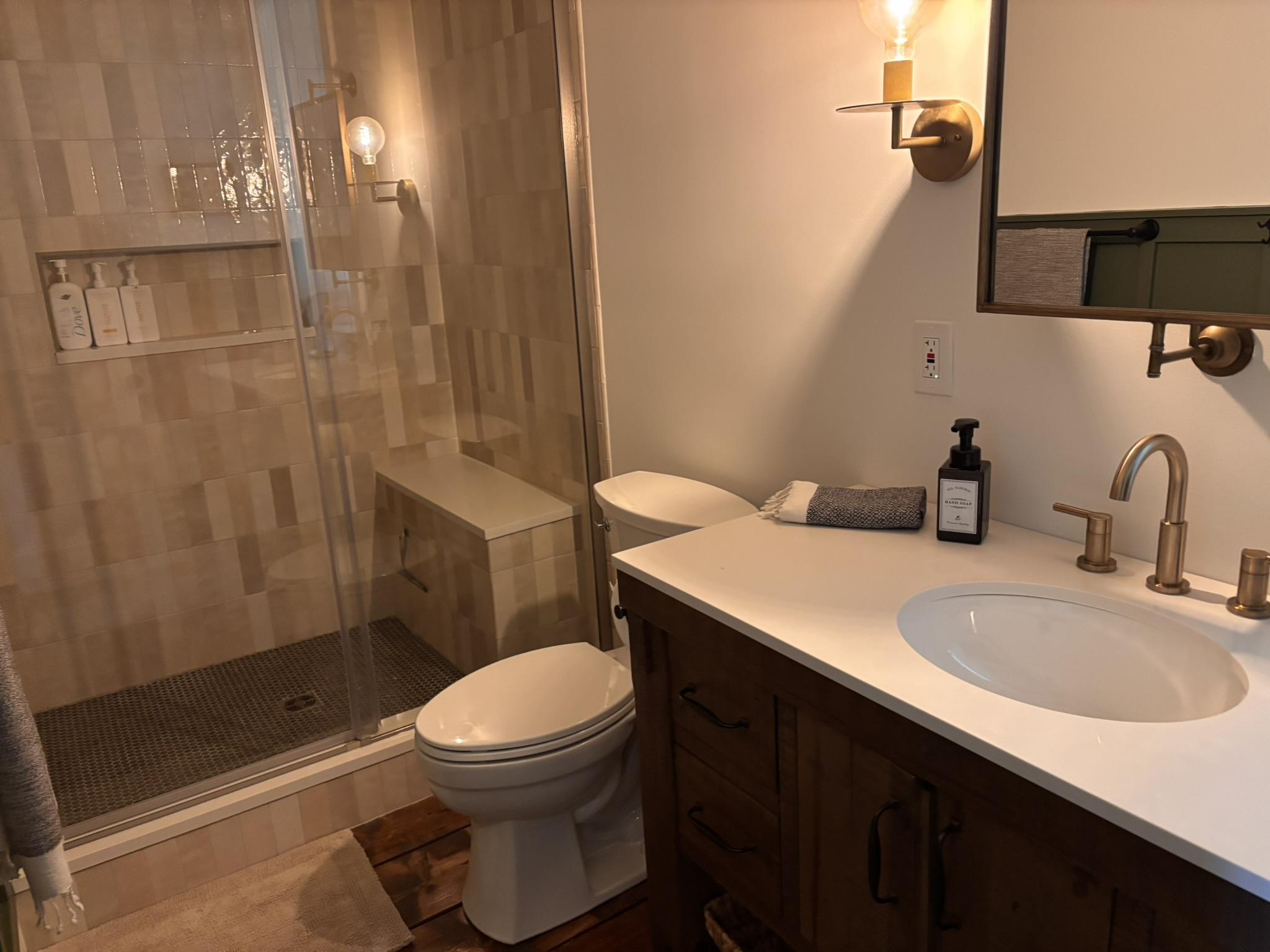 Primary en suite full bath on 1st floor