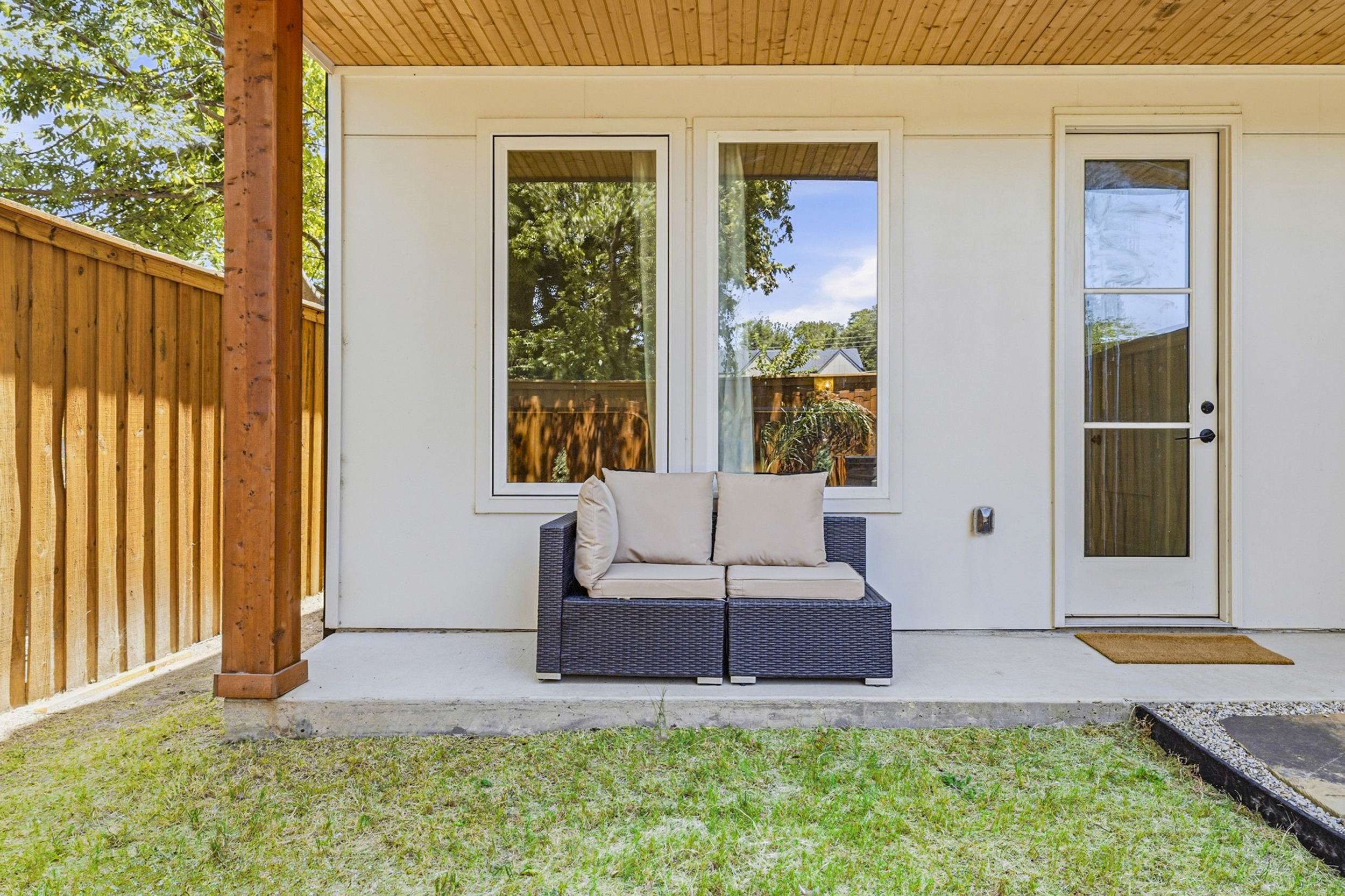 Unwind in style on this inviting outdoor seating with a green view!