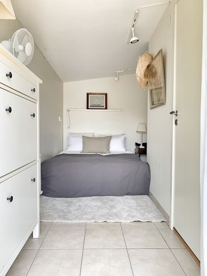 Gäststuga med eget badrum.