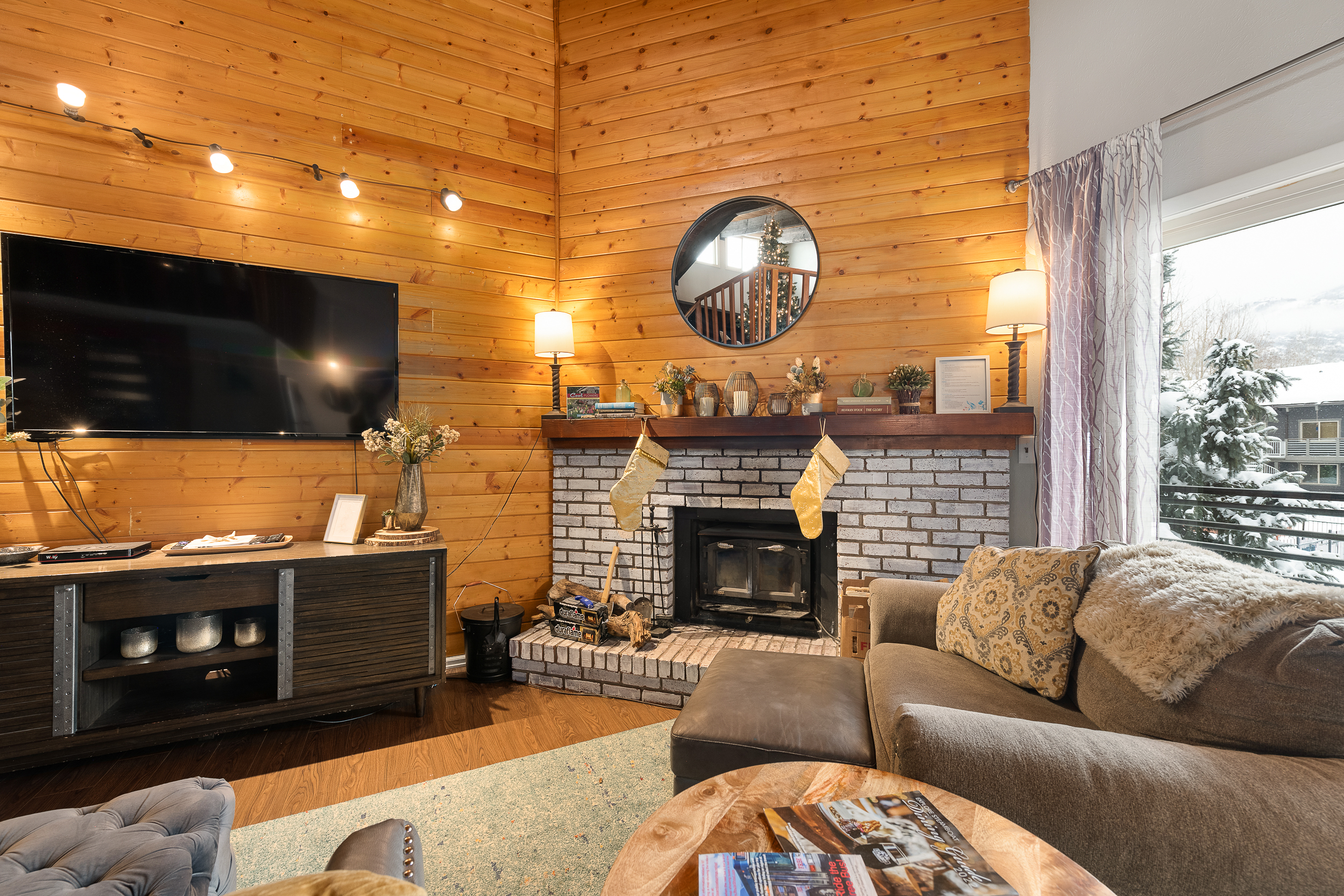 Living Room | Smart Tv | Wood Fireplace