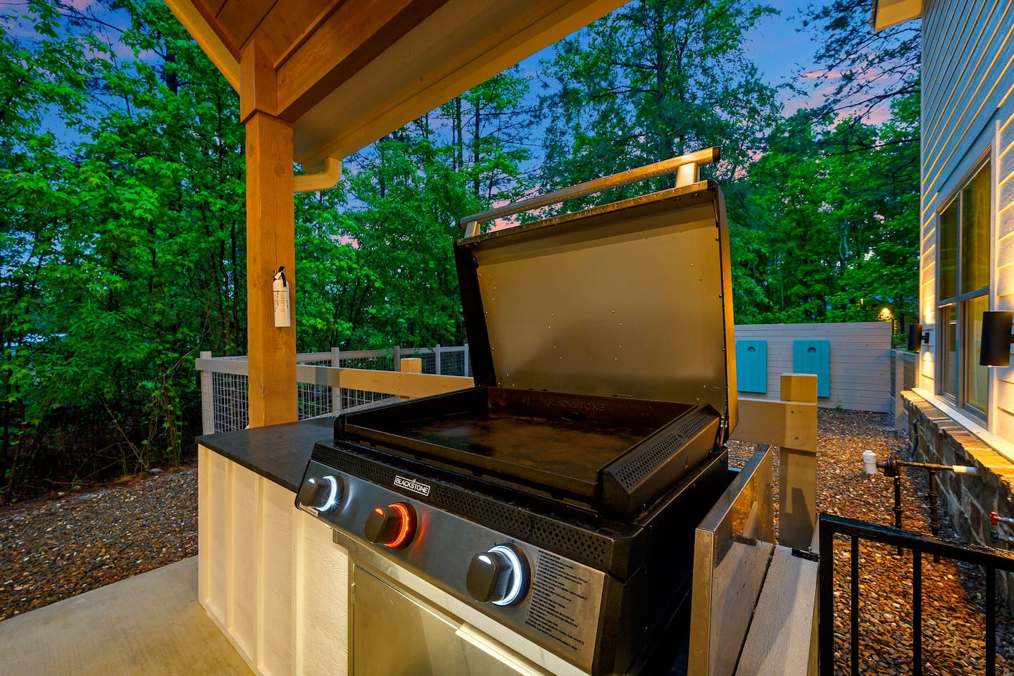 Fire it up and feast.
Whether it's breakfast at sunrise or burgers after the pool - this Blackstone griddle is ready when you are. 