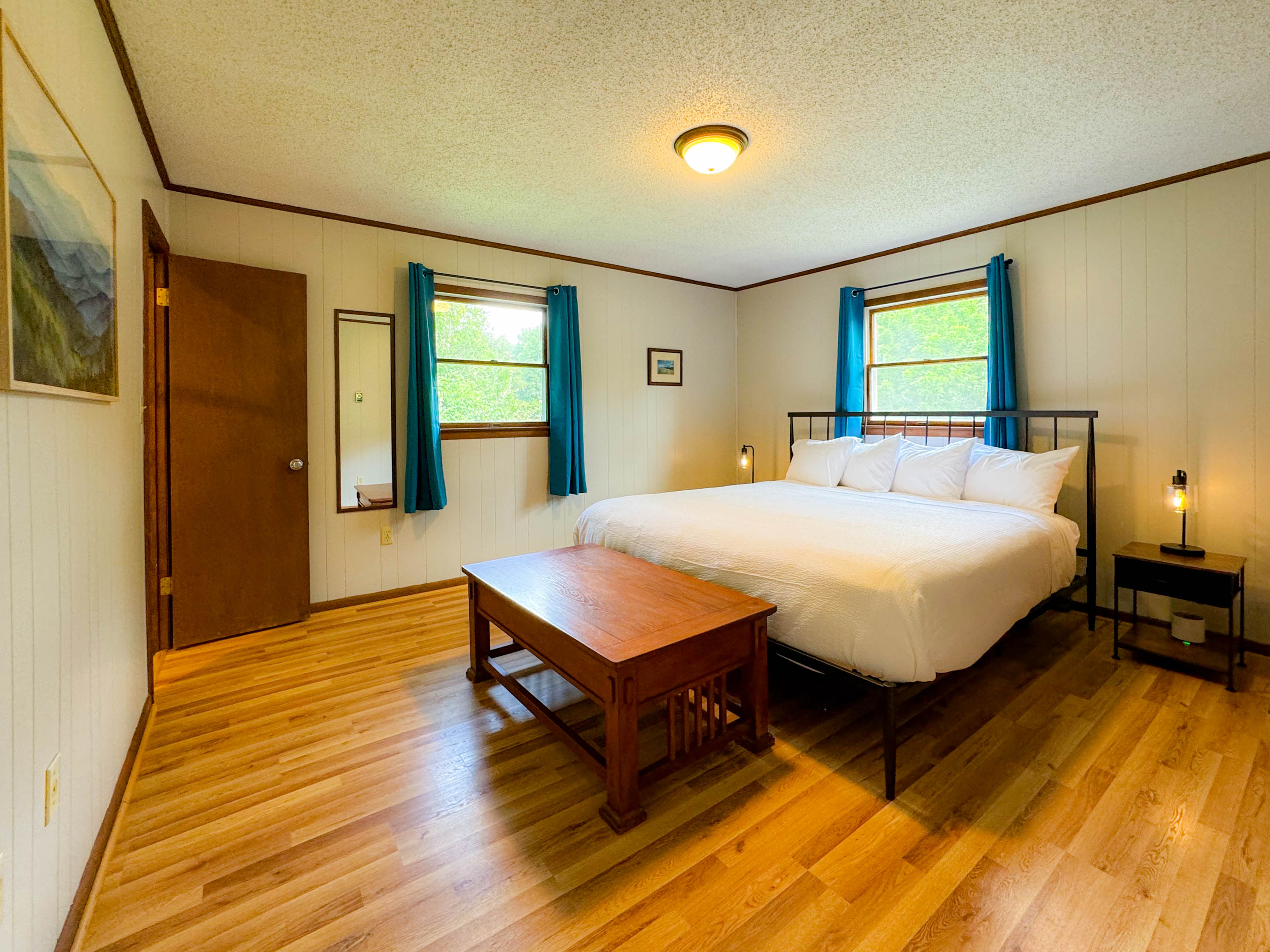 The master suite features a comfortable king size bed with luxurious high thread count linens and triple sheeting methods. Yes, we wash all bedding that guests are in contact with:). There is an ensuite bathroom for this bedroom as well.