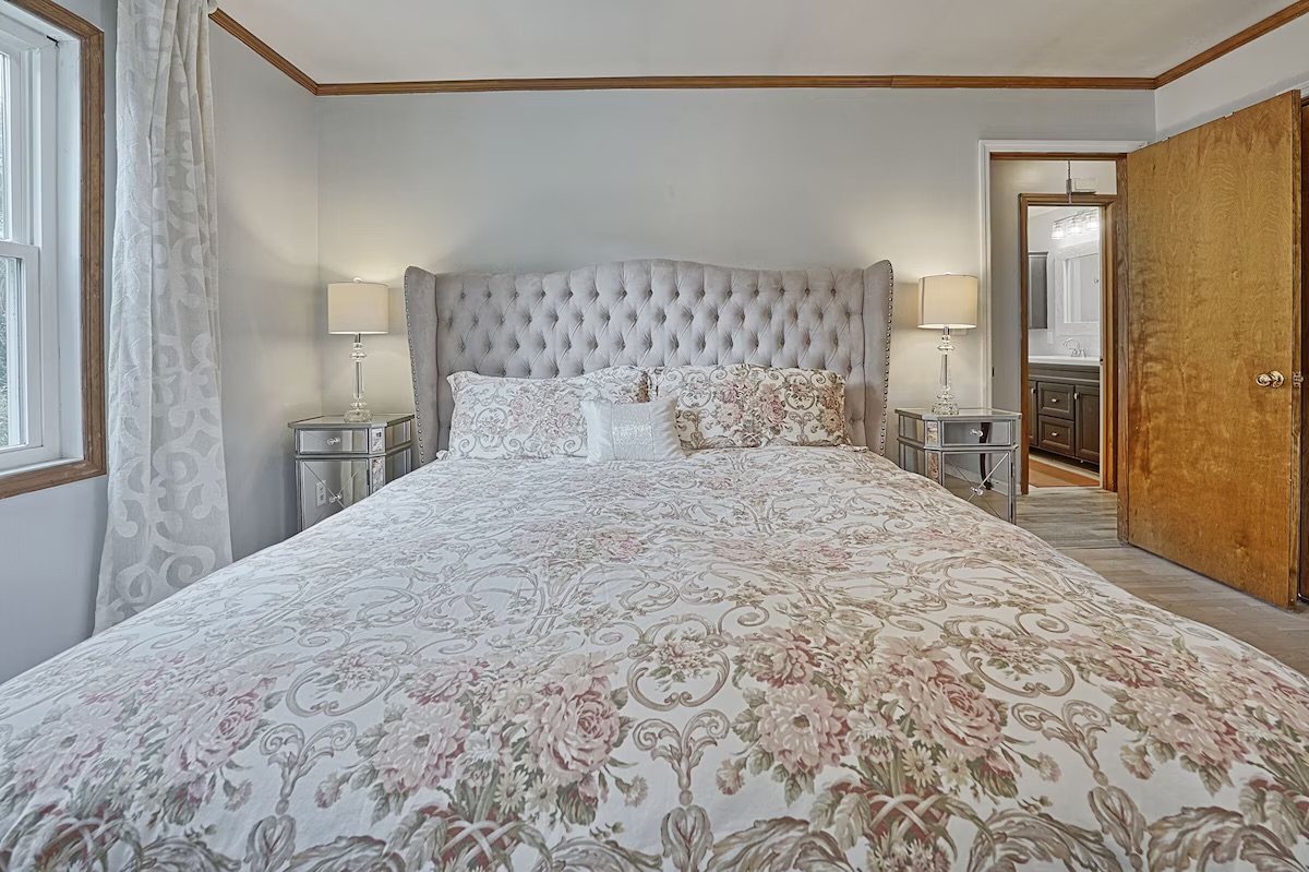 25 21st Avenue | Seas the Day | King Room | IOP Escapes