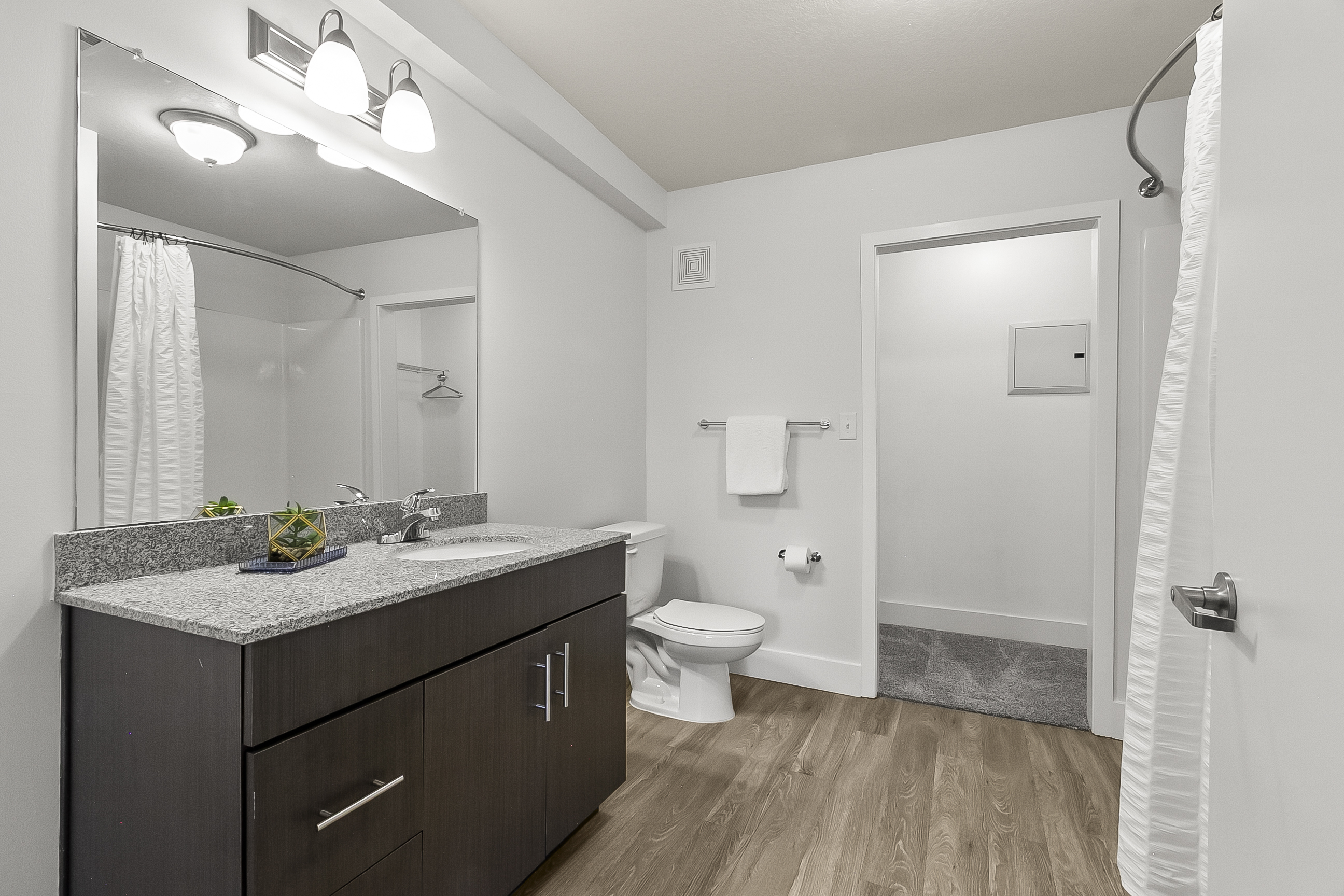 King Bathroom 2