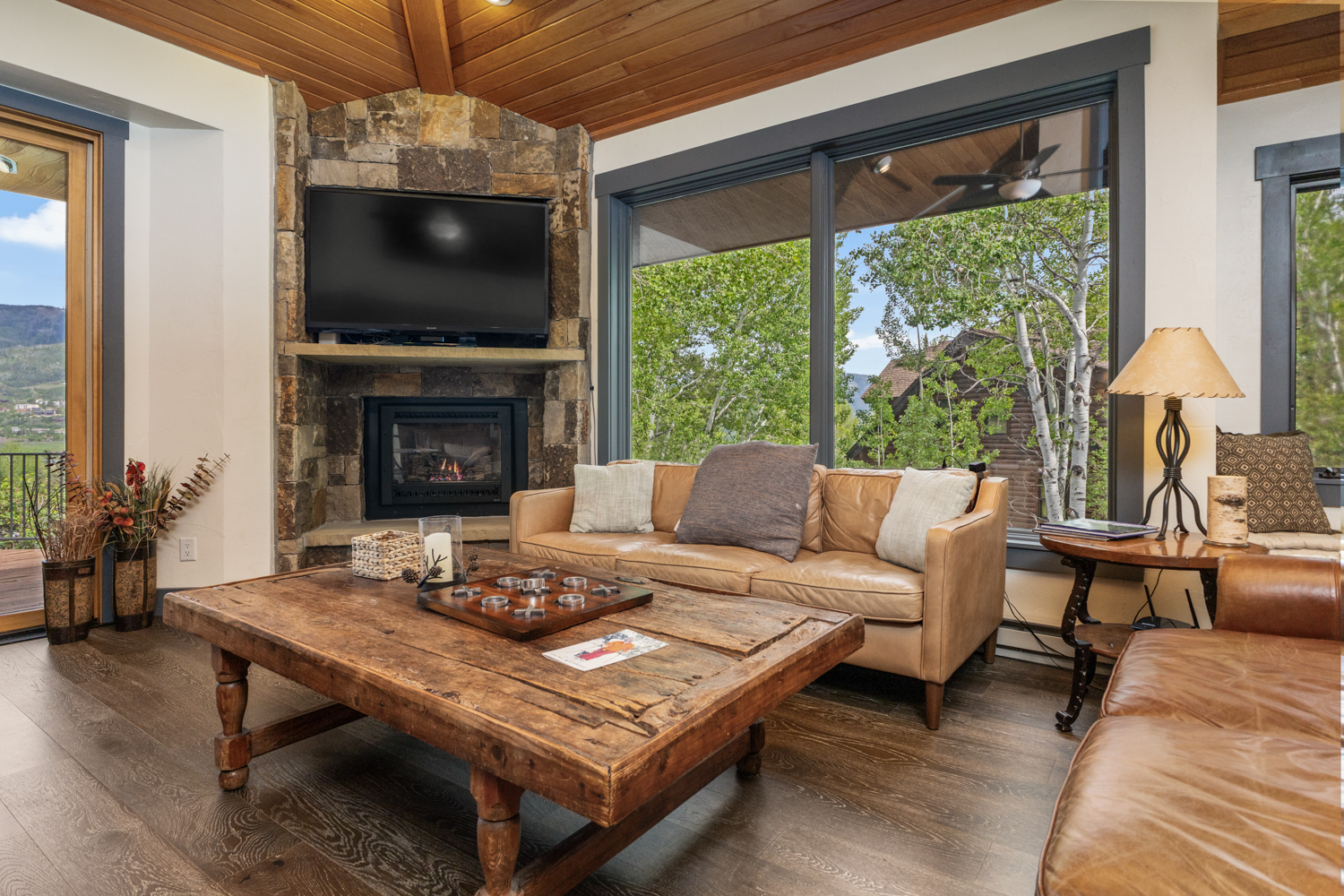 Living Room| Smart TV | Fireplace