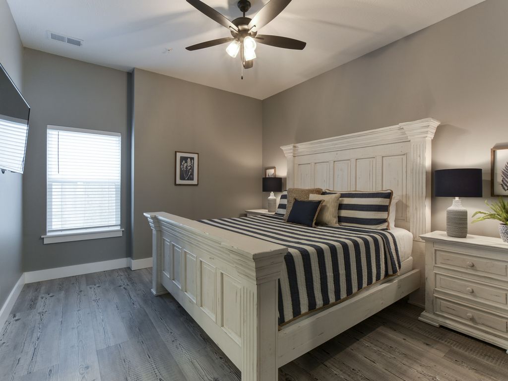 Downstairs king suite 2