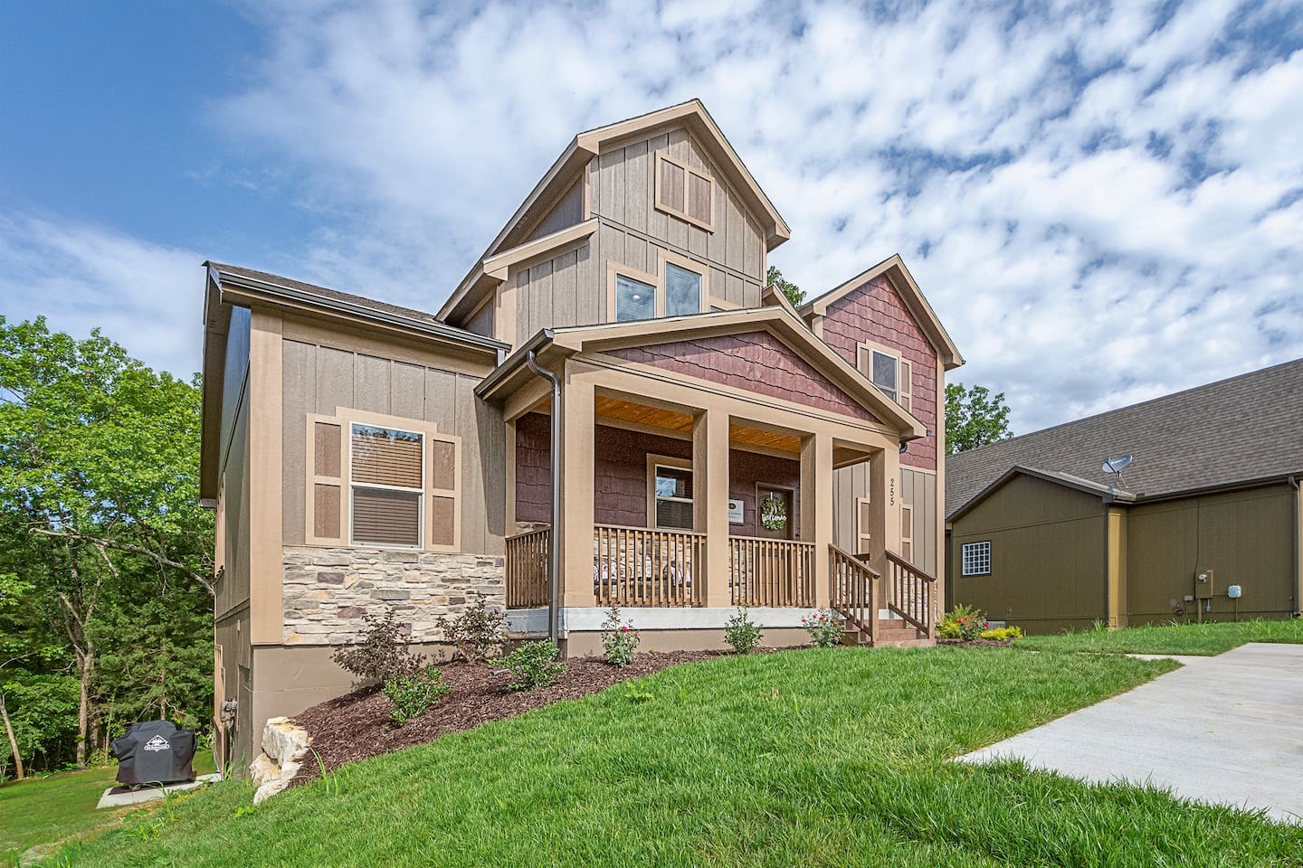 Welcome to Burl Lodge w/one of the bigger concrete parking pads in BC