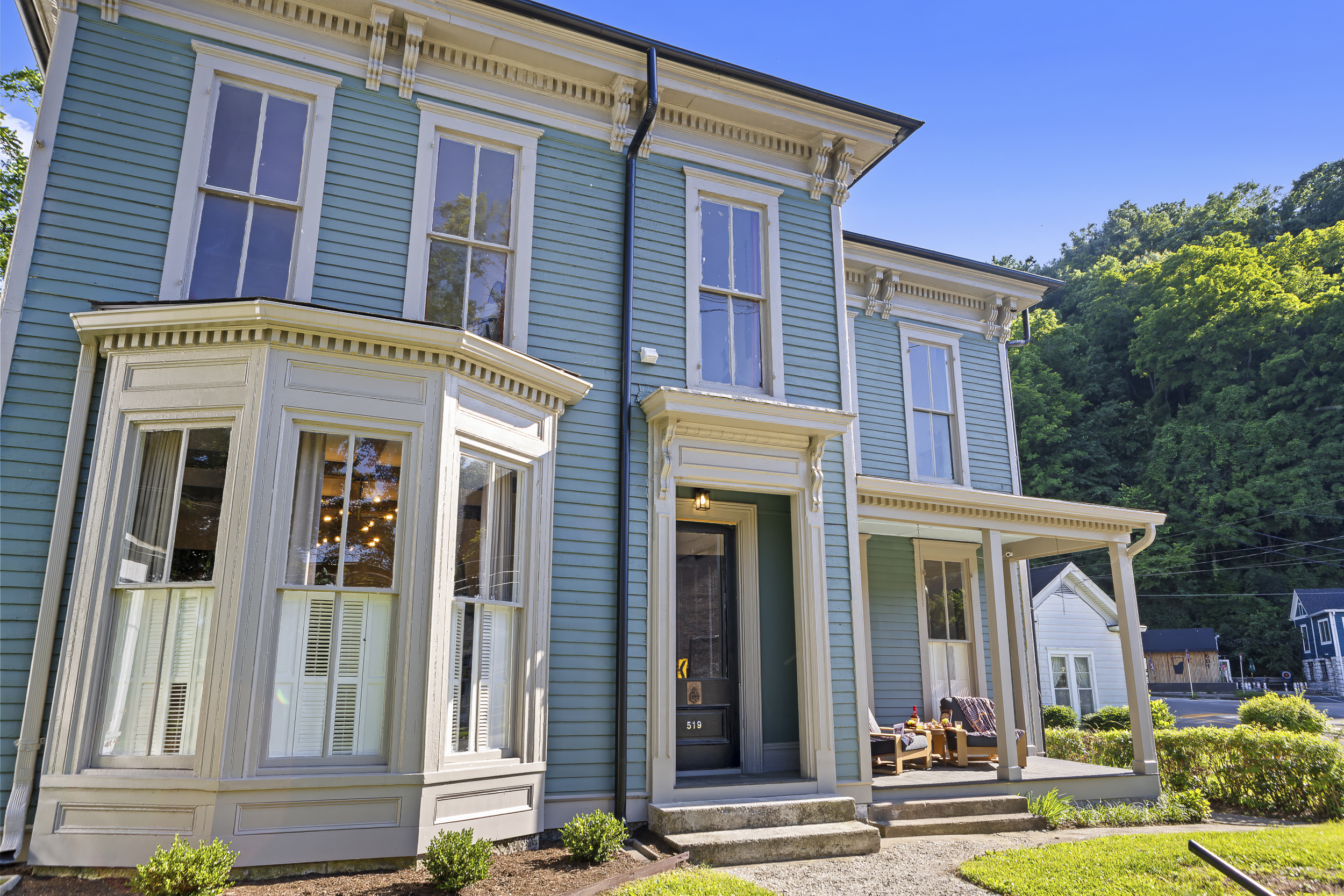 Rickhouse Run is a beautifully preserved Victorian home nestled in the heart of Frankfort’s historic neighborhood.