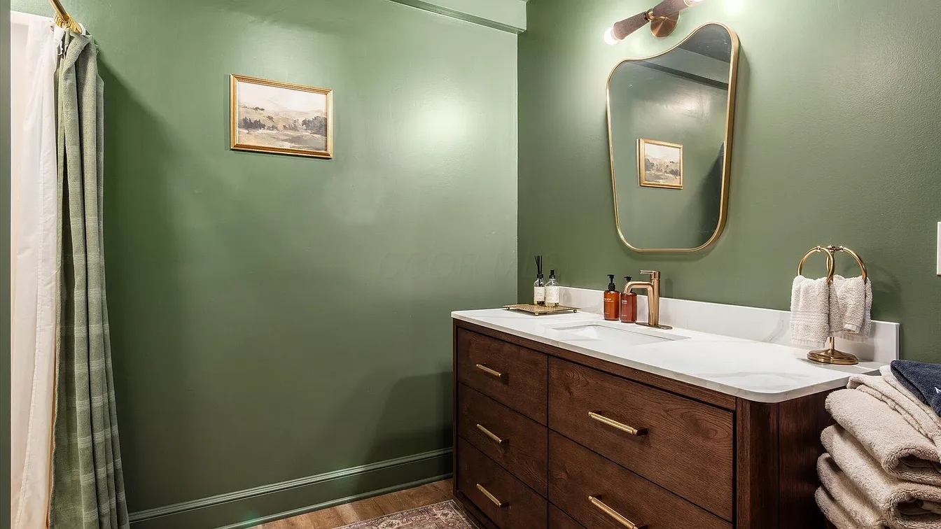 Main Floor Full Bath 1