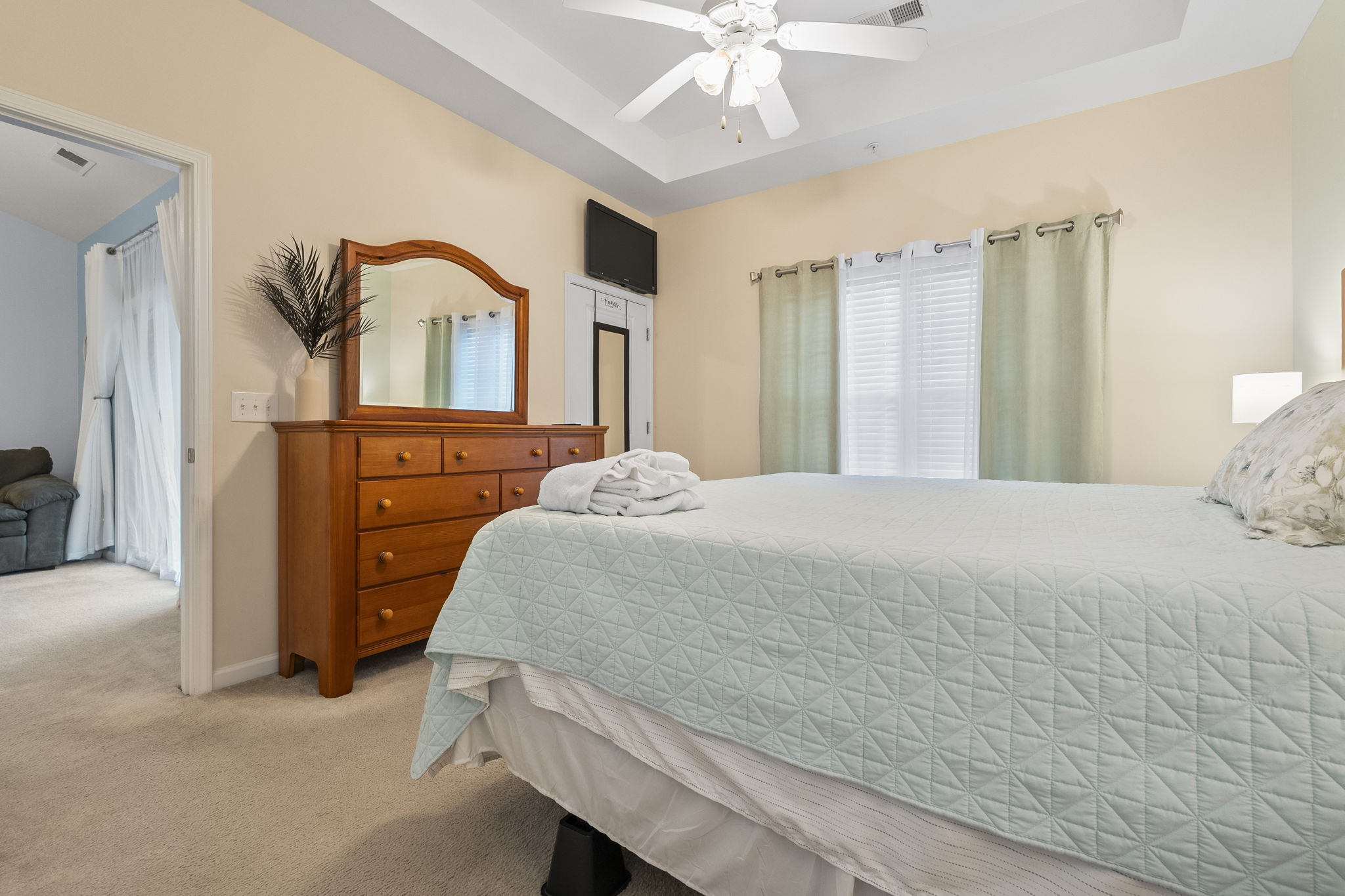 Master Bedroom with Queen Bed & Ensuite Bathroom