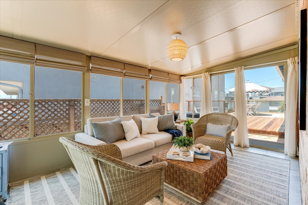 Sunroom with a sofabed for sleeping