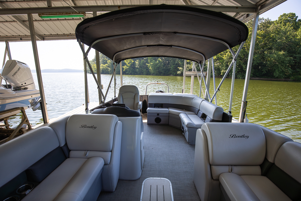 Plenty of seating for the whole crew – rent our pontoon and make lasting lake memories together.