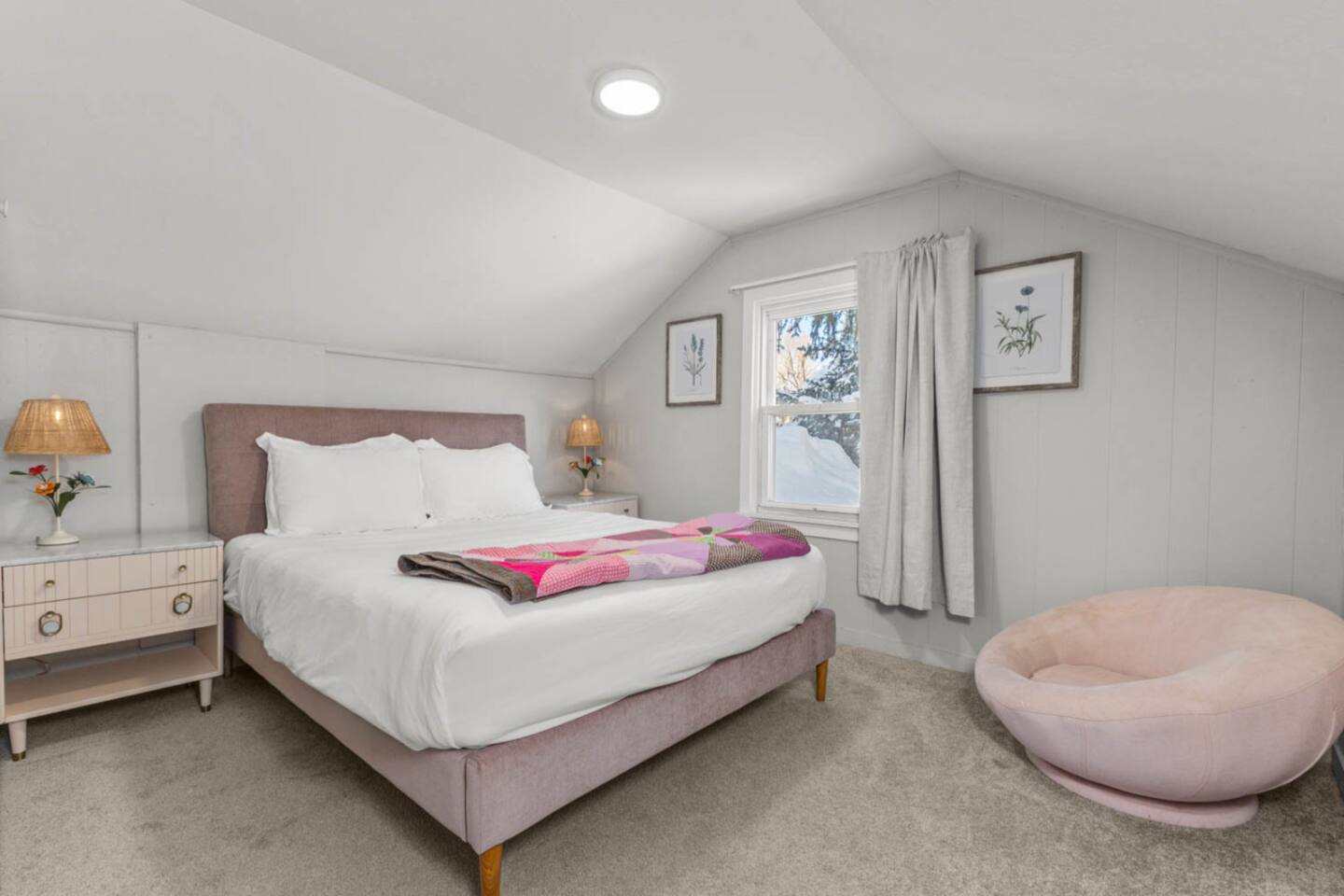 Upper Level - Queen Bedroom