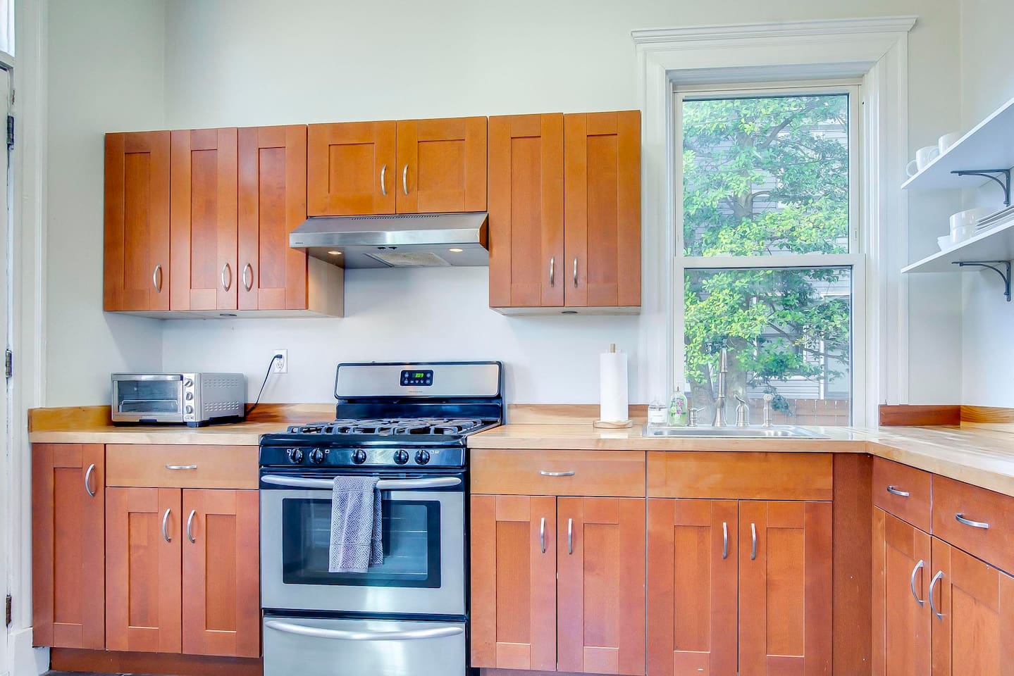 Full Kitchen and Dining Area
