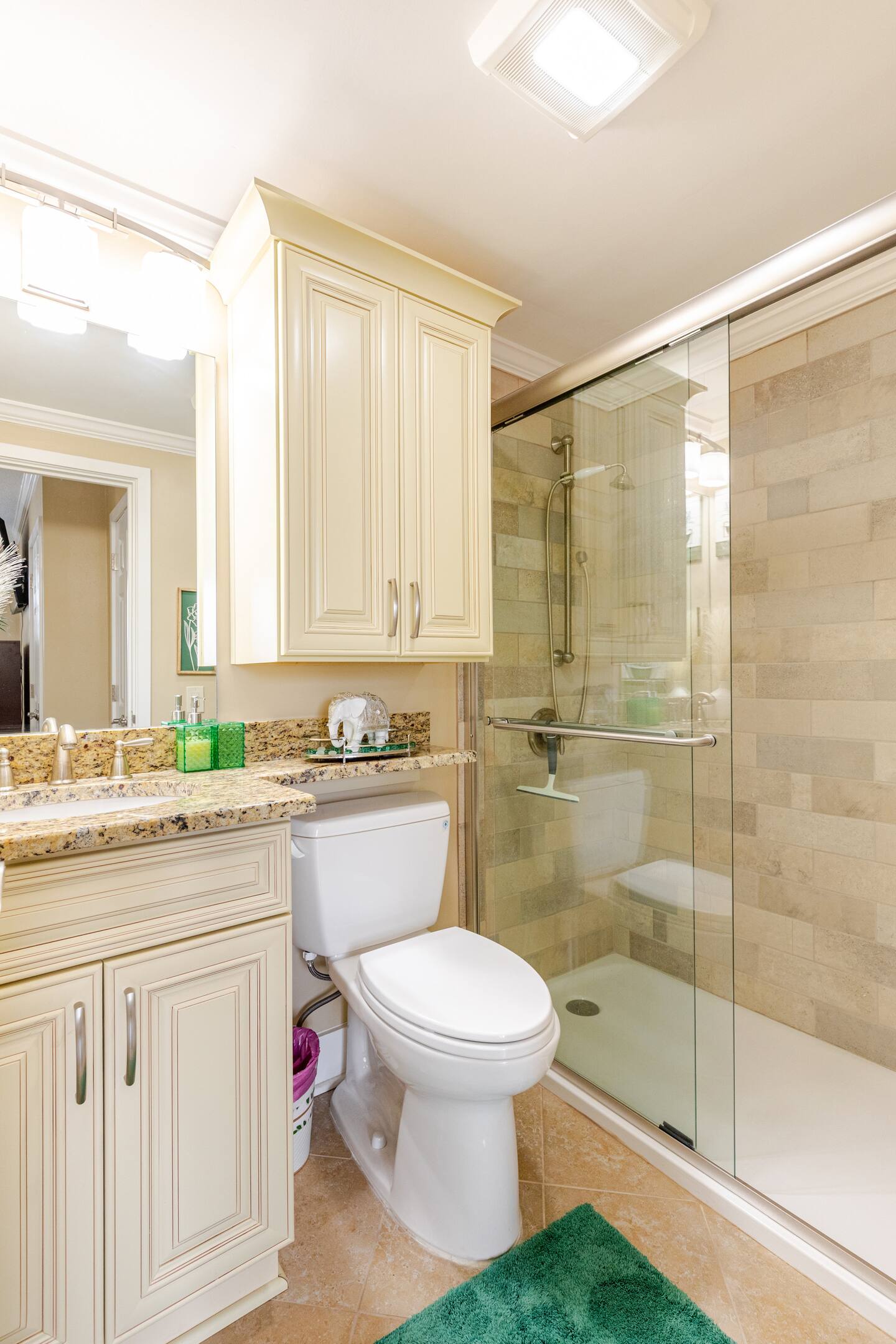 Guest bath w/ shower & tub combo and modern finishes.