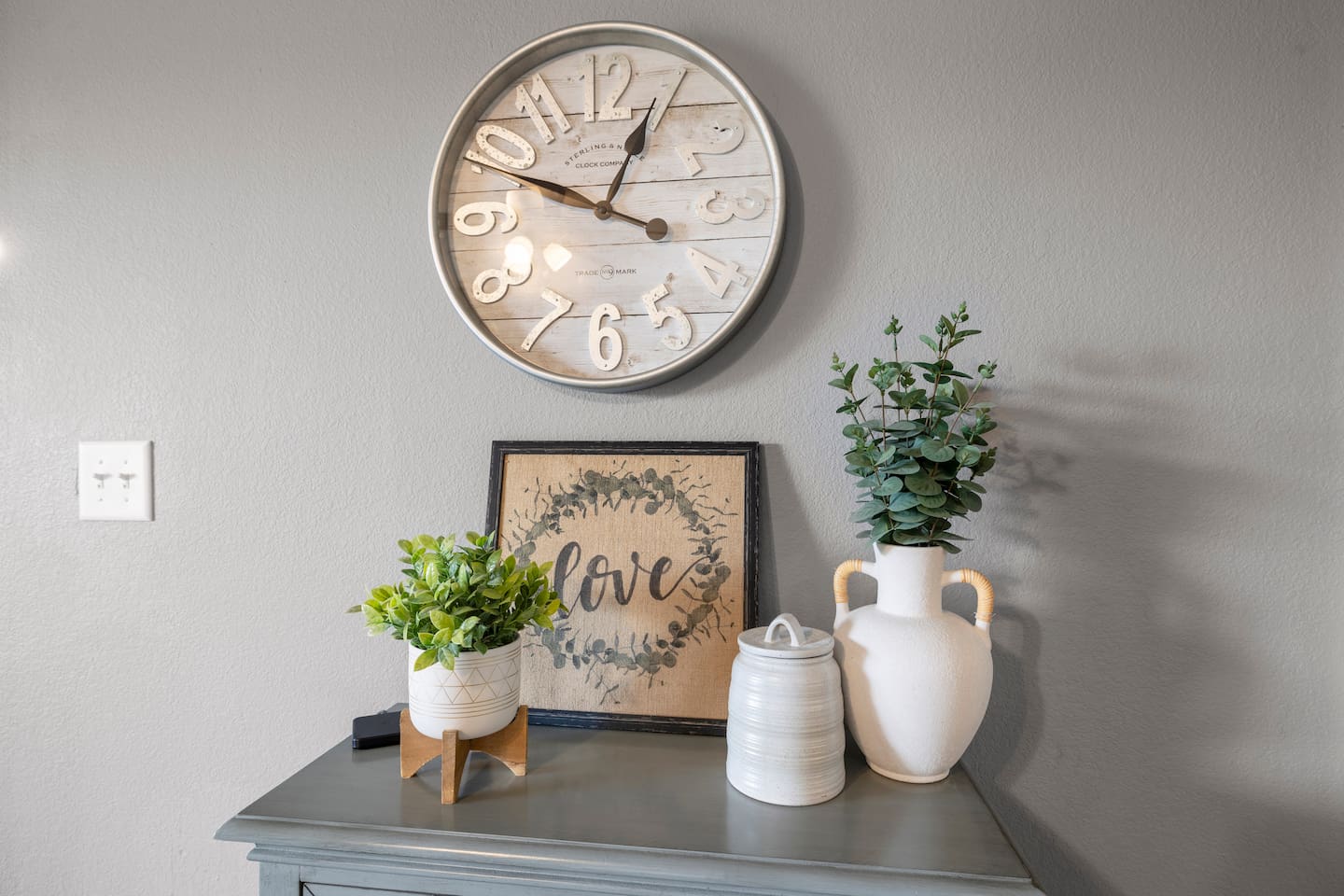 Charming Entryway: Welcoming decor and unique pieces set the tone for your Branson adventure!