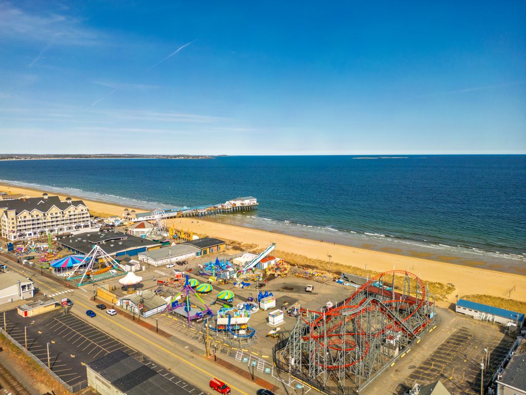 Make memories at the classic seaside pier and amusement park