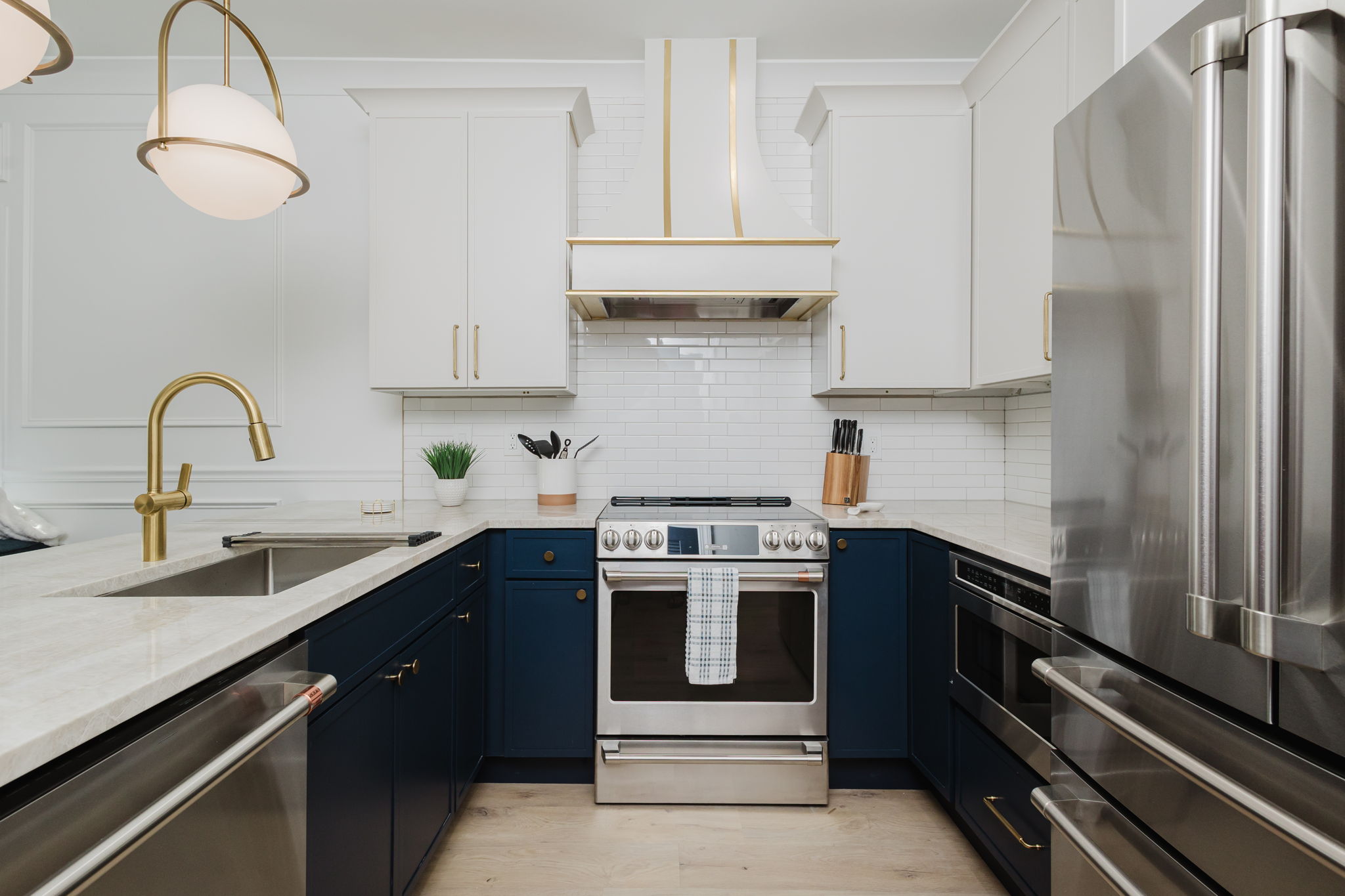 Well stocked kitchen for all of your cooking needs!