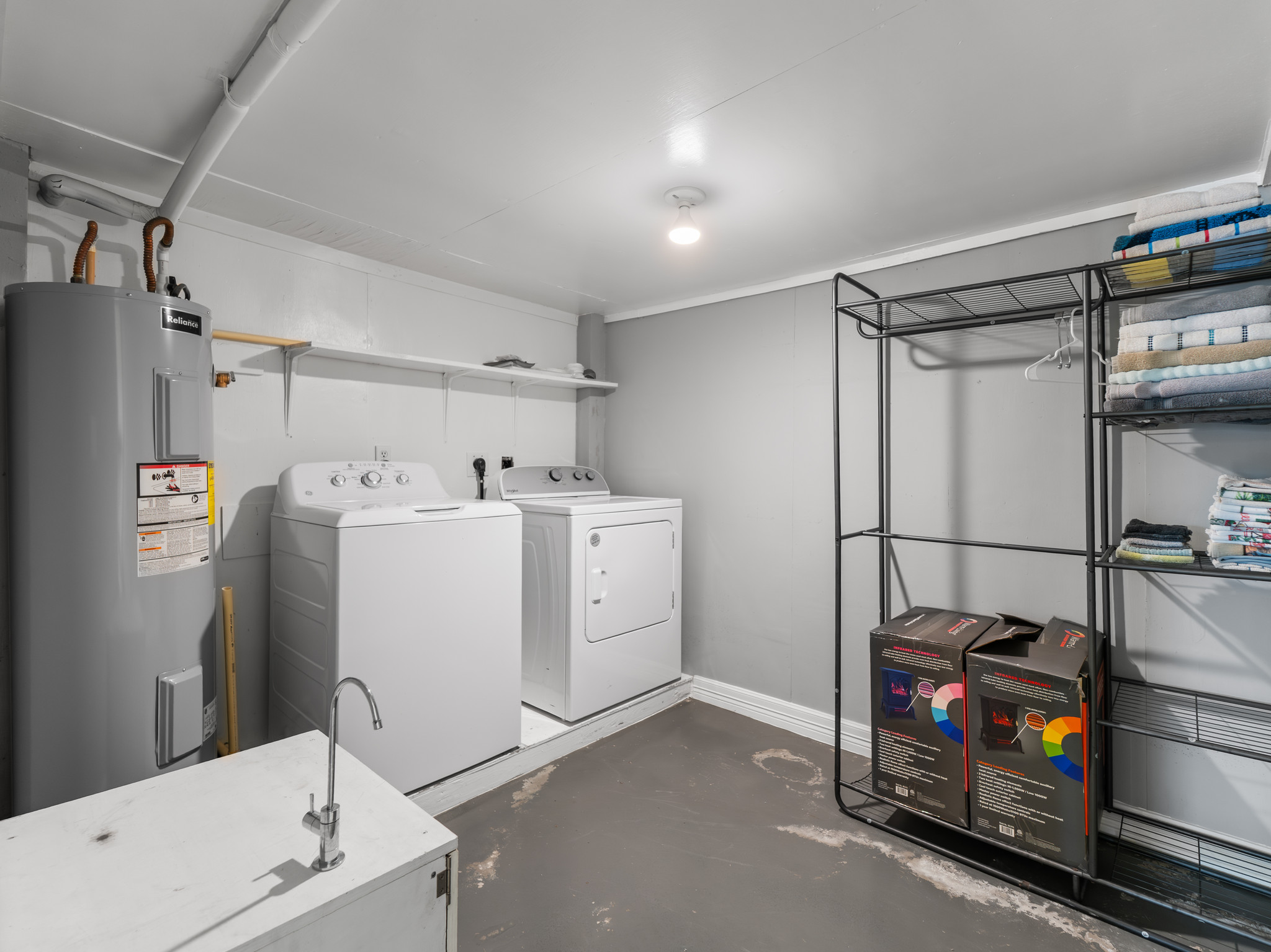 Laundry room (doenstairs)