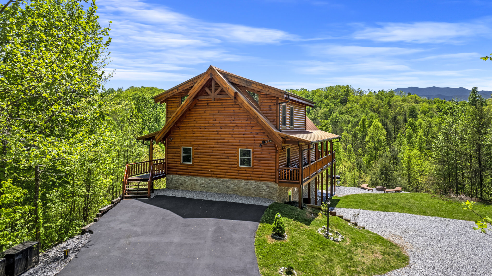 Ridge View Lodge - plenty of easy parking space