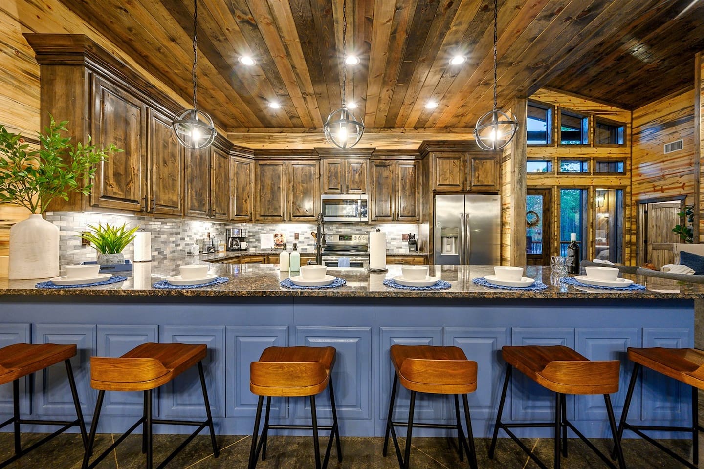 Additional seating on the bar for 6