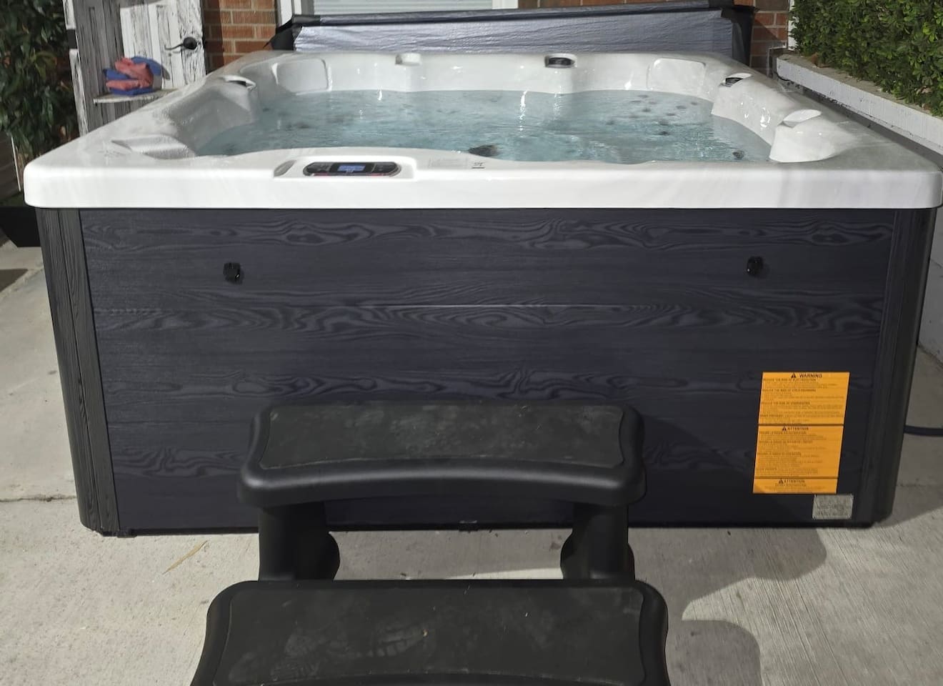 Unwind in a 6 persons hot tub. Open from Sept 3rd-June 10th. 