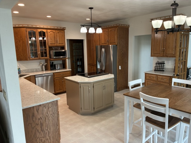 Fully stocked eat-in kitchen with seating for 4
