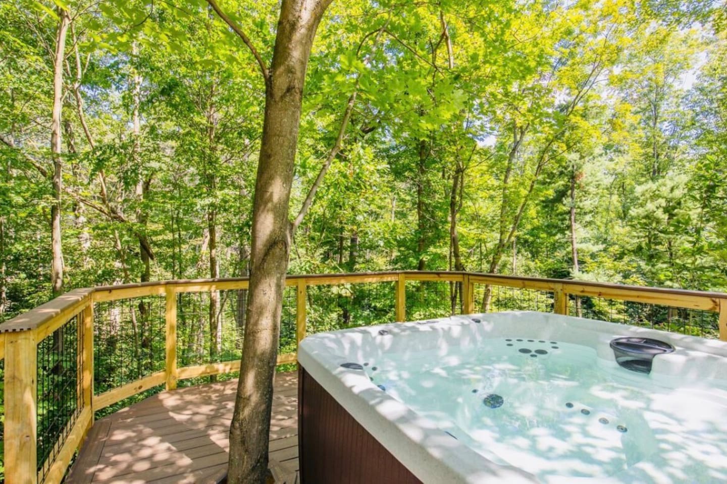 The treehouse deck offers a luxurious outdoor experience with a private, elevated hot tub. The hot tub is available 365 days 24/7. Additionally, you can enjoy a refreshing outdoor shower, May 15-October 15.
