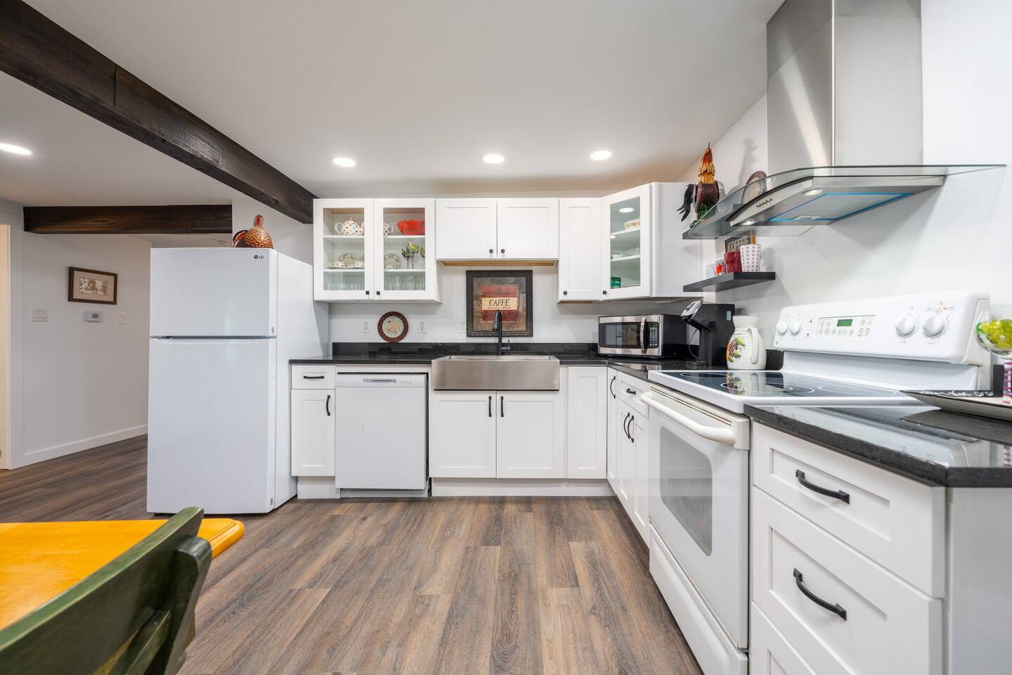 Country Farmhouse Kitchen fully equipped. With vented stove Fridge and freezer, microwave, coffeemaker