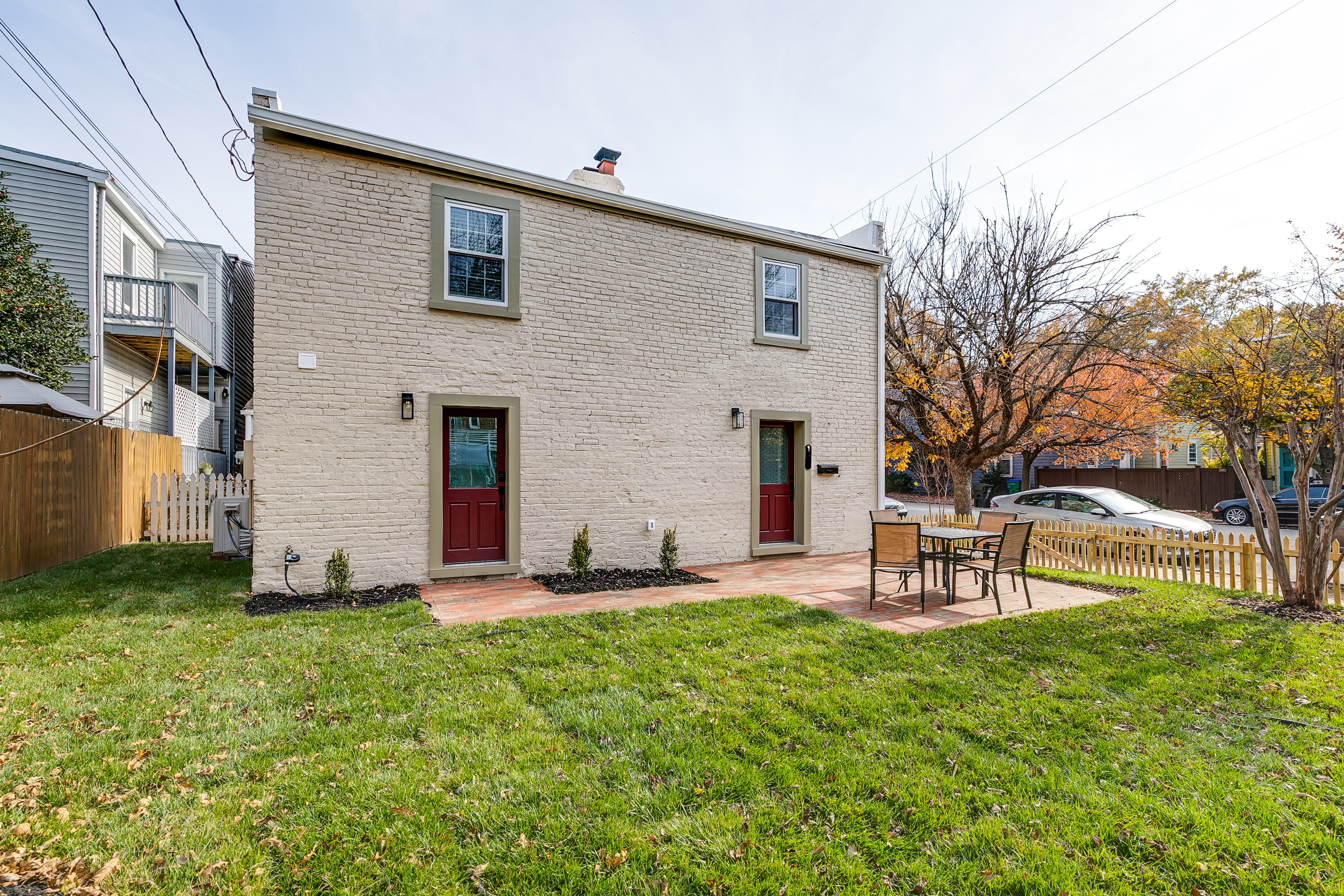 Charming Exterior: Enjoy outdoor dining in a vibrant, spacious yard with inviting seating!