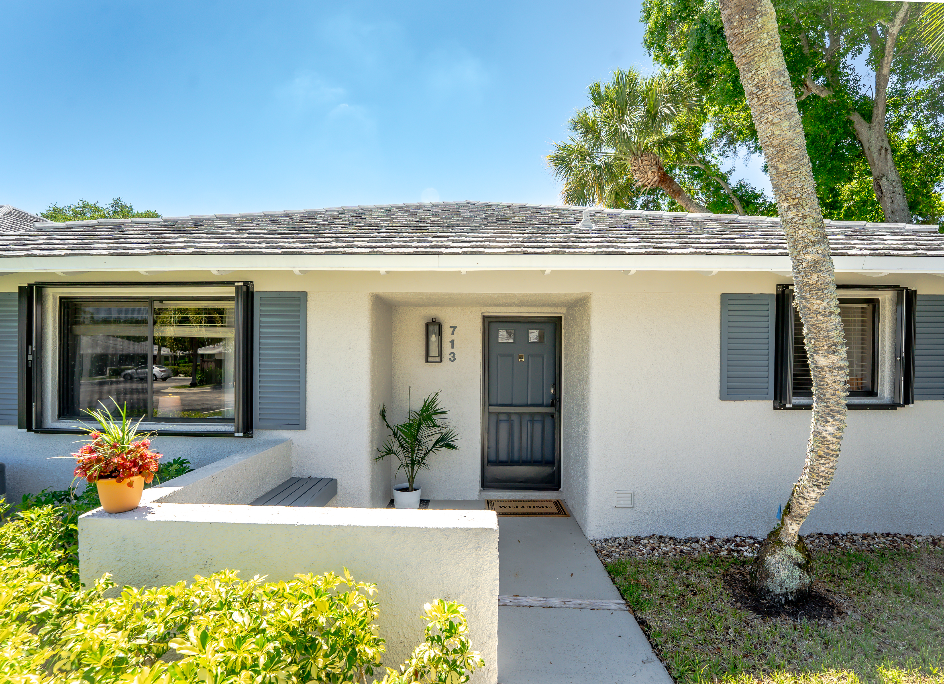 Charming PGA National townhome villas with lush landscaping, quiet walkways, and a peaceful, resort-style setting
